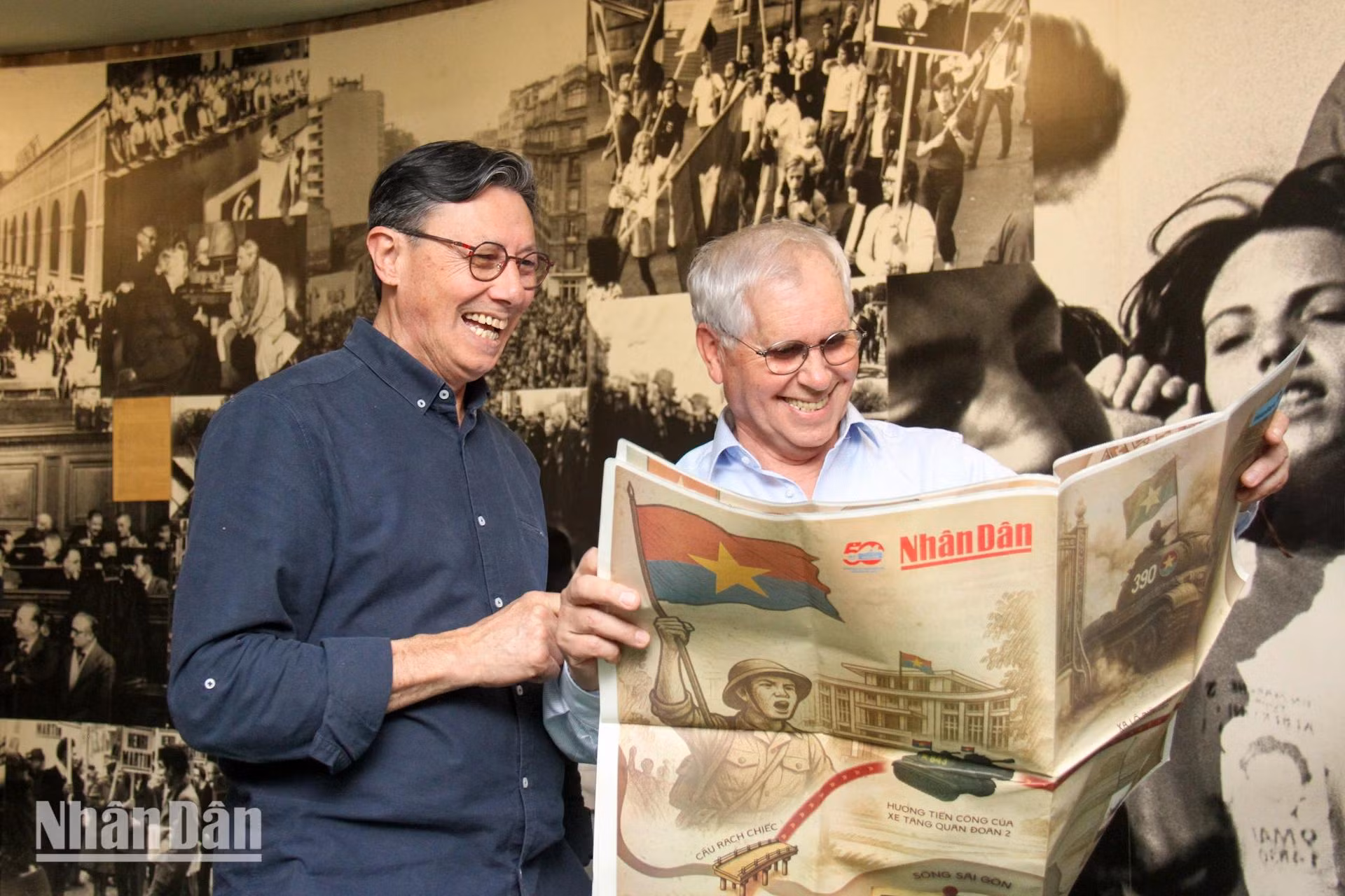 法国友人兴致勃勃地翻阅《人民报》特别副刊。