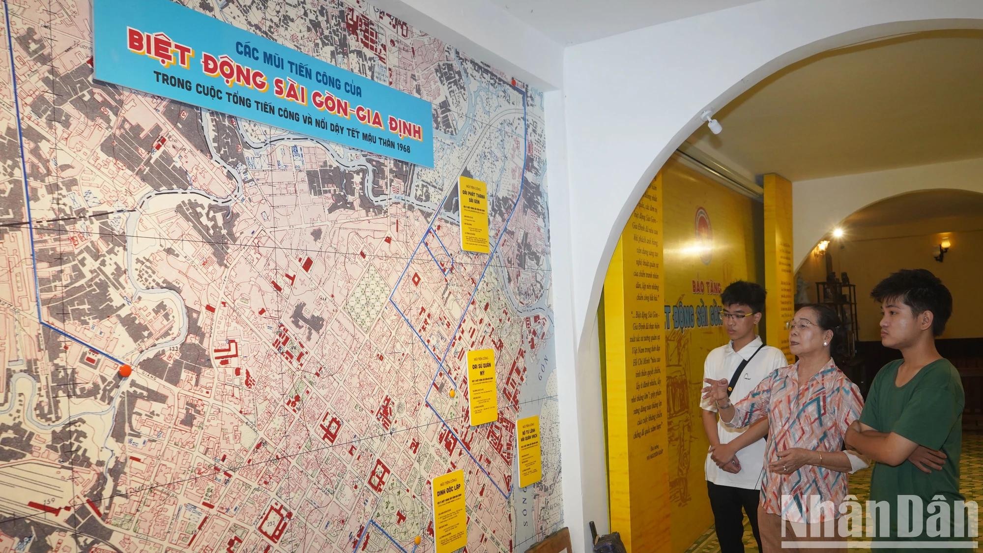 图中居中者为历史见证人武明义(“九义”)女士,正在为年轻参观者讲述特工博物馆的历史故事。 图中居中者为历史见证人武明义(“九义”)女士,正在为年轻参观者讲述特工博物馆的历史故事。