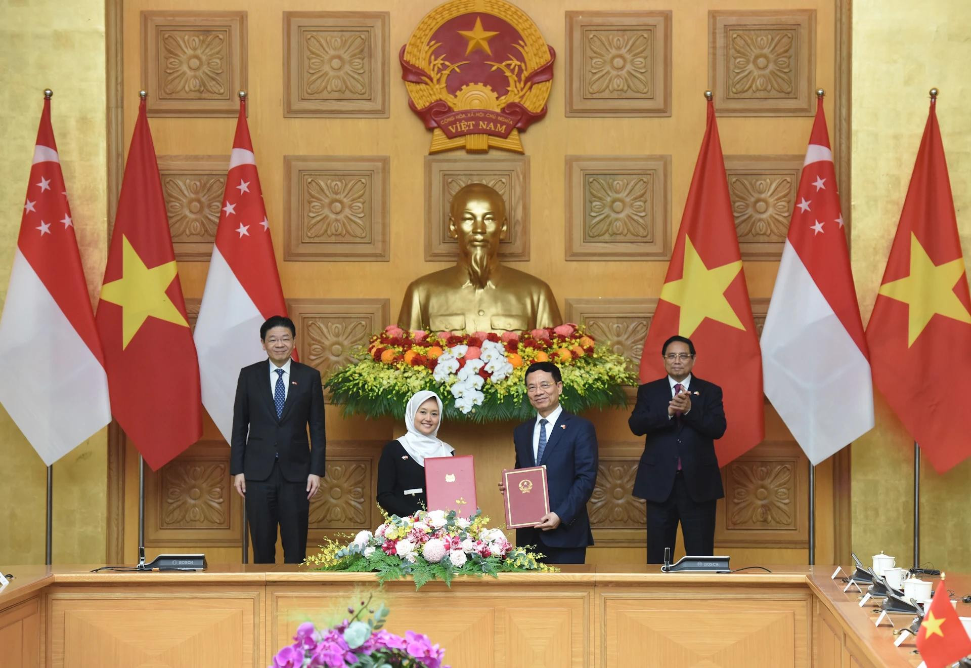 范明正总理与黄循财总理共同见证越南科技部与新加坡数码发展与信息部关于数字发展与创新合作的谅解备忘录签字仪式。