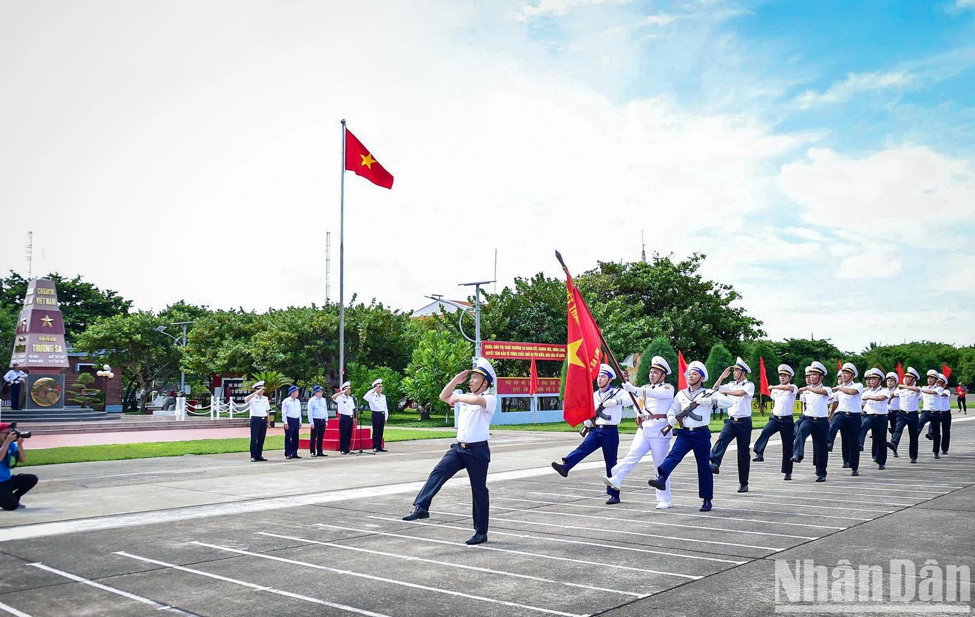 仪仗队迈着整齐划一的步伐,行进至主权碑前的礼台区域。 仪仗队迈着整齐划一的步伐,行进至主权碑前的礼台区域。
