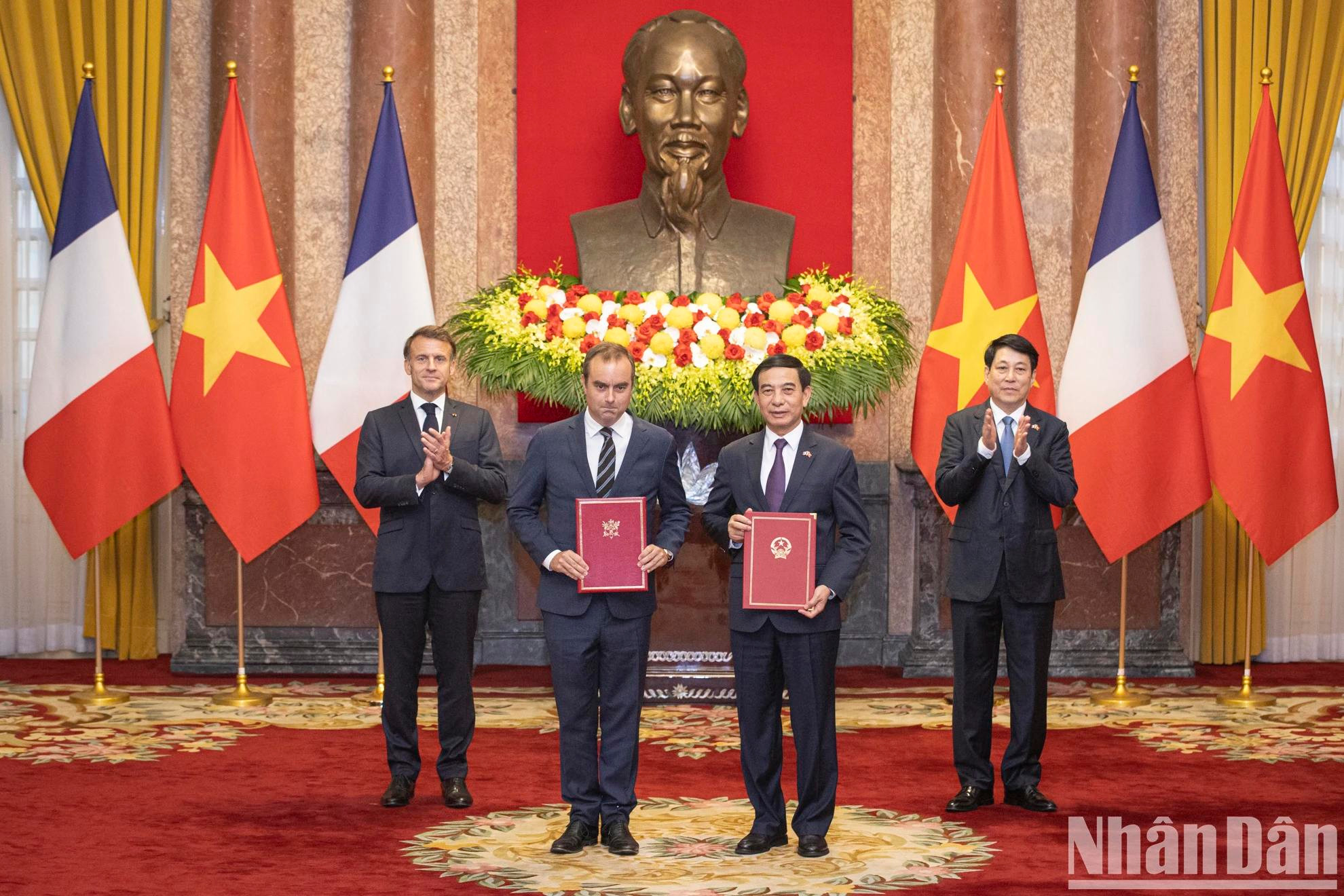 越南国防部长潘文江大将与法国国防部长塞巴斯蒂安·勒科尔努交换越南国防部与法国国防部关于加强国防装备领域的合作意向书。