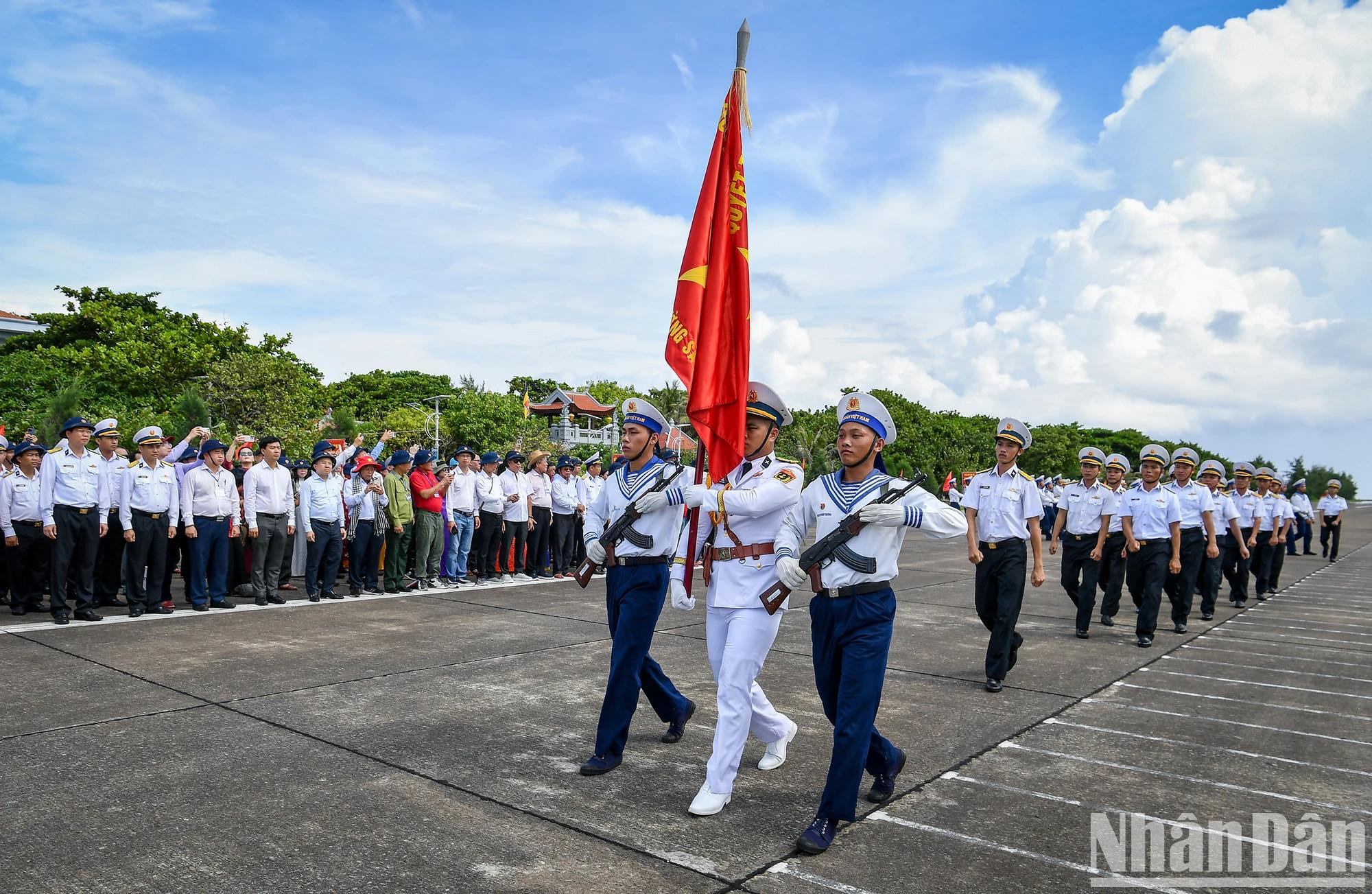 来自全国各地的100名新闻工作者在长沙岛亲眼见证升旗仪式,心潮澎湃,民族自豪感油然而生。 来自全国各地的100名新闻工作者在长沙岛亲眼见证升旗仪式,心潮澎湃,民族自豪感油然而生。