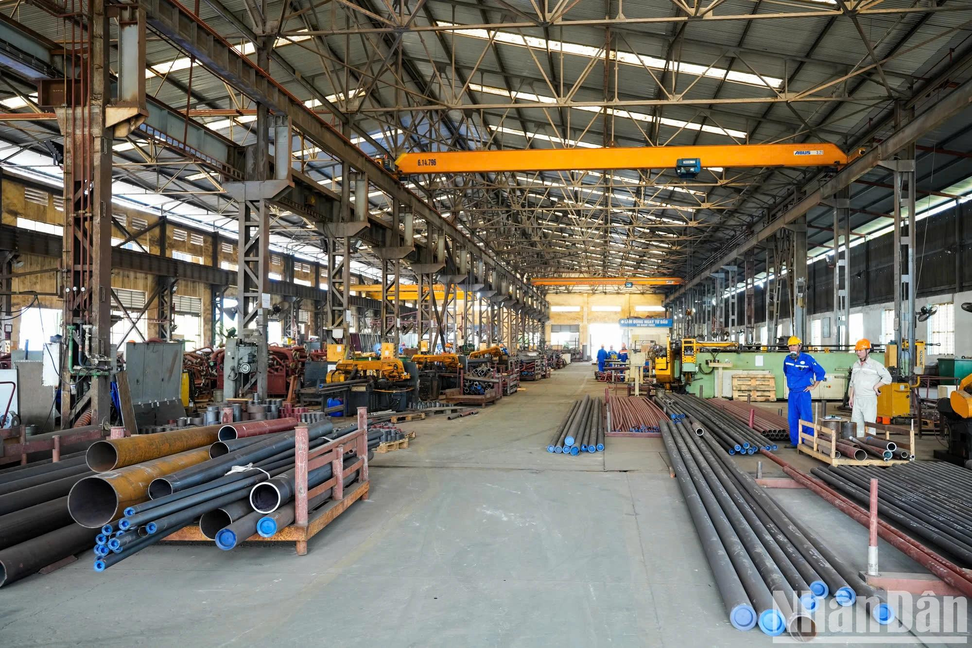 与荷兰达门集团合作二十余年,禁江造船股份公司始终保持较为稳定的订单量,产品涵盖拖船、工程船、油气作业与运输船等,在市场上占据一席之地,车间机器从未停歇。 与荷兰达门集团合作二十余年,禁江造船股份公司始终保持较为稳定的订单量,产品涵盖拖船、工程船、油气作业与运输船等,在市场上占据一席之地,车间机器从未停歇。