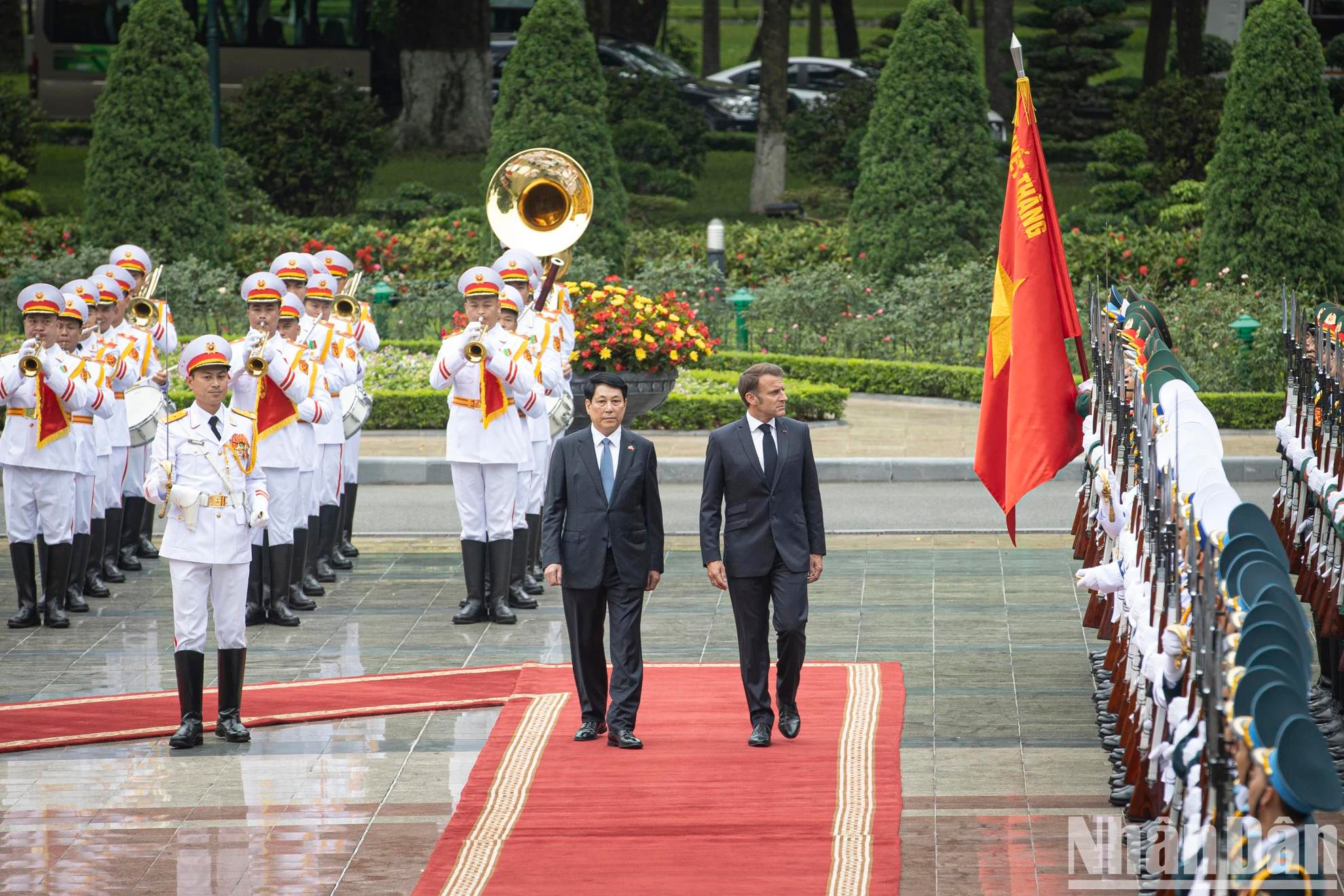 国家主席梁强与法国总统埃马纽埃尔·马克龙检阅越南人民军仪仗队。 国家主席梁强与法国总统埃马纽埃尔·马克龙检阅越南人民军仪仗队。