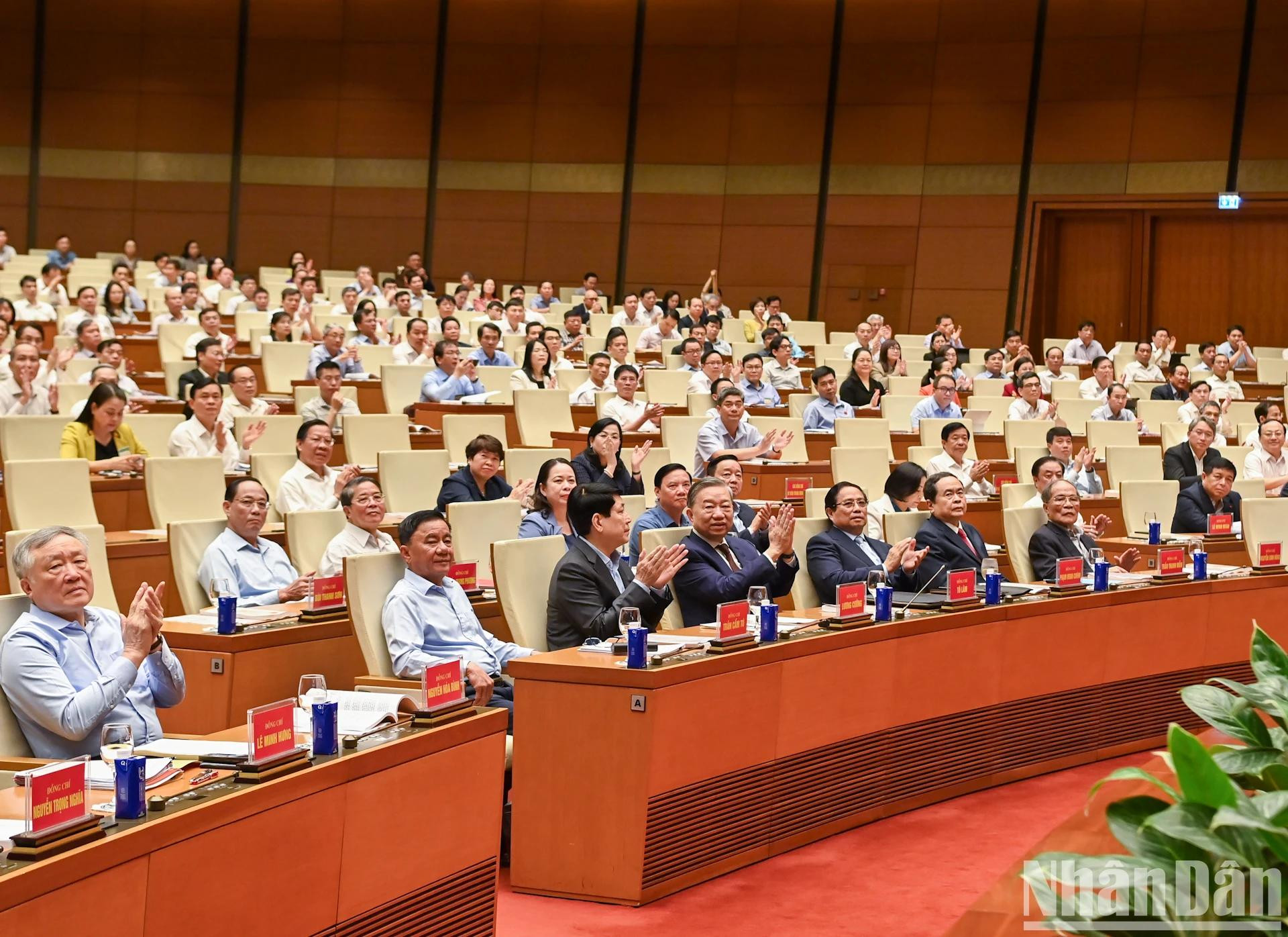 越共中央总书记苏林、国家主席梁强、政府总理范明正、国会主席陈青敏、中央书记处常务书记陈锦绣等出席会议。