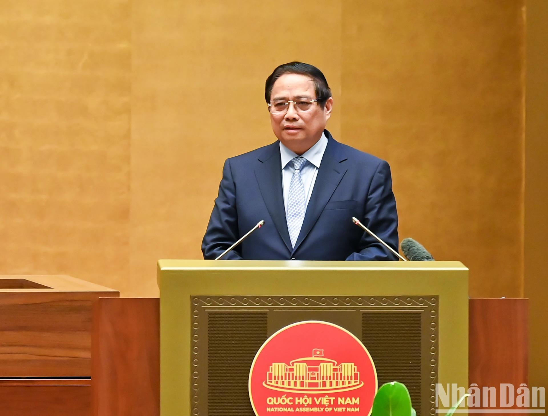 范明正总理就提交越共第十四次全国代表大会的文件草案作专题报告。