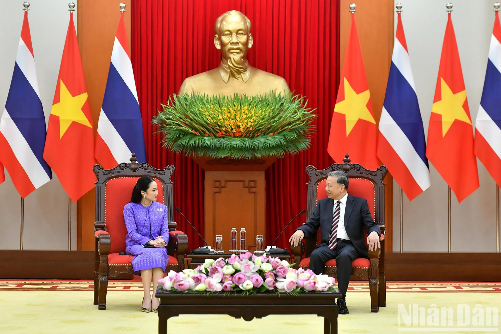 越共中央总书记苏林会见泰国总理佩通坦·西那瓦。