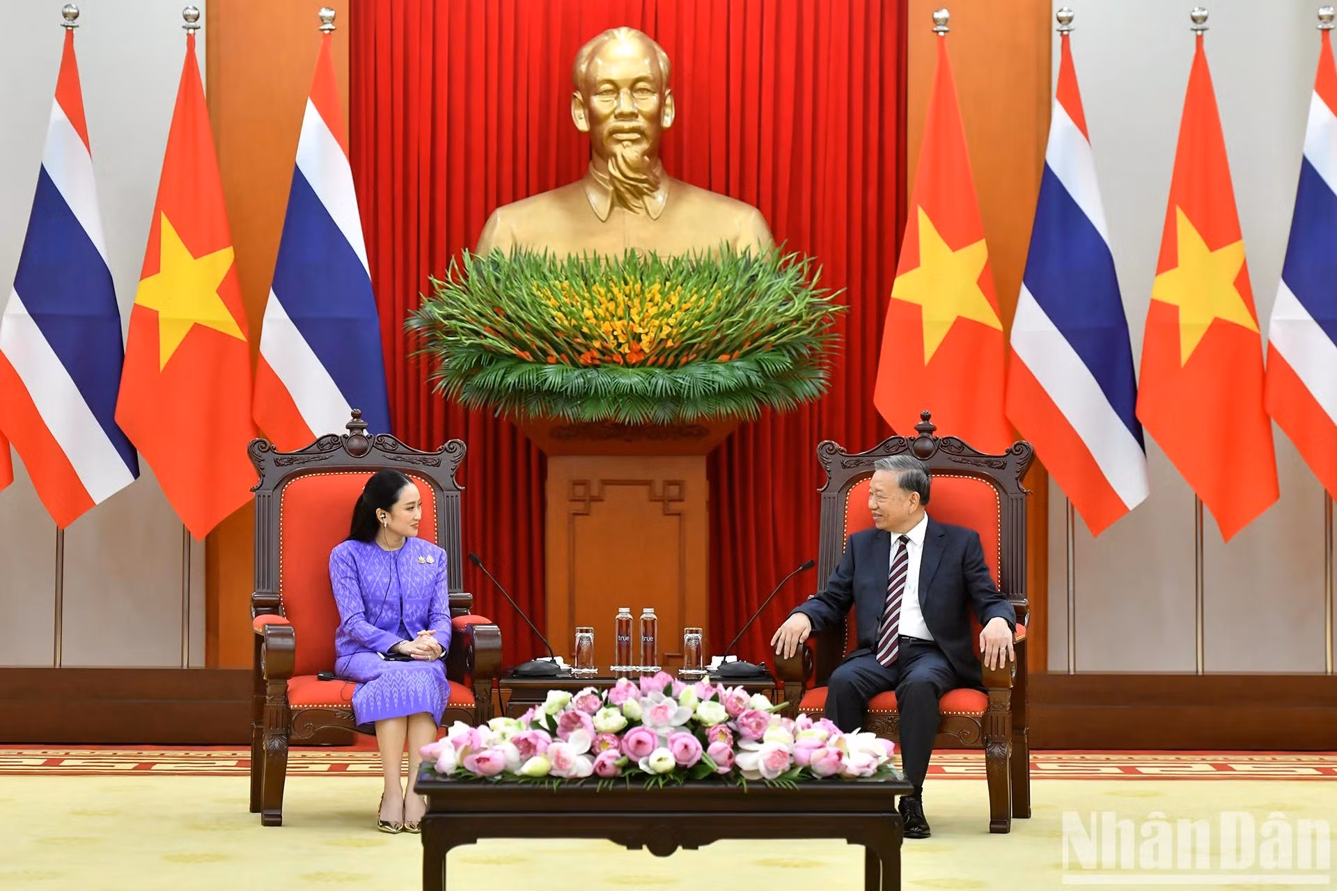 越共中央总书记苏林会见泰国总理佩通坦·西那瓦。