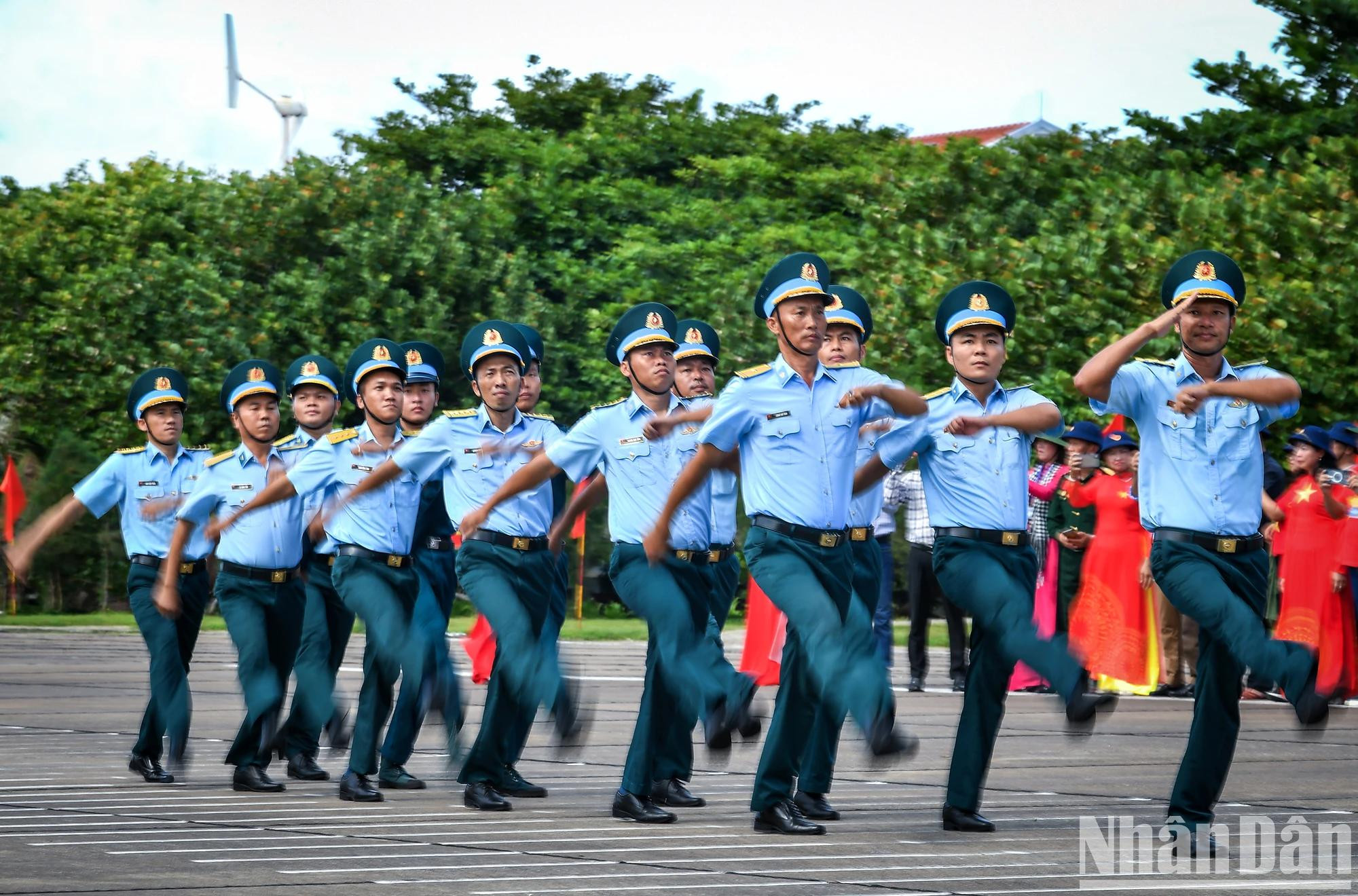 防空空军部队官兵组成的仪仗队在检阅仪式中整齐列队。 防空空军部队官兵组成的仪仗队在检阅仪式中整齐列队。