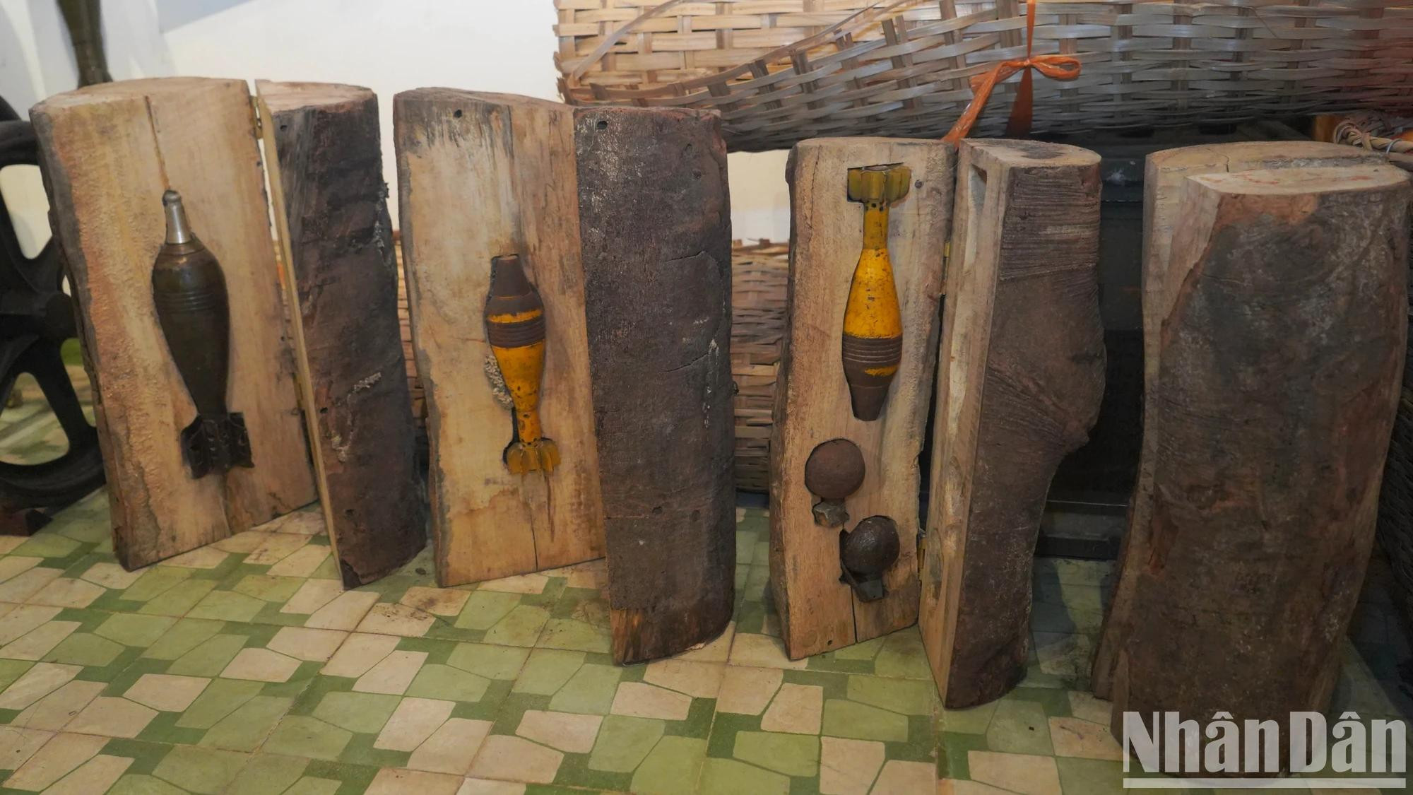 被掏空的木块被用作伪装,内部藏有武器,用于向城内各地运送以支援战斗。 被掏空的木块被用作伪装,内部藏有武器,用于向城内各地运送以支援战斗。