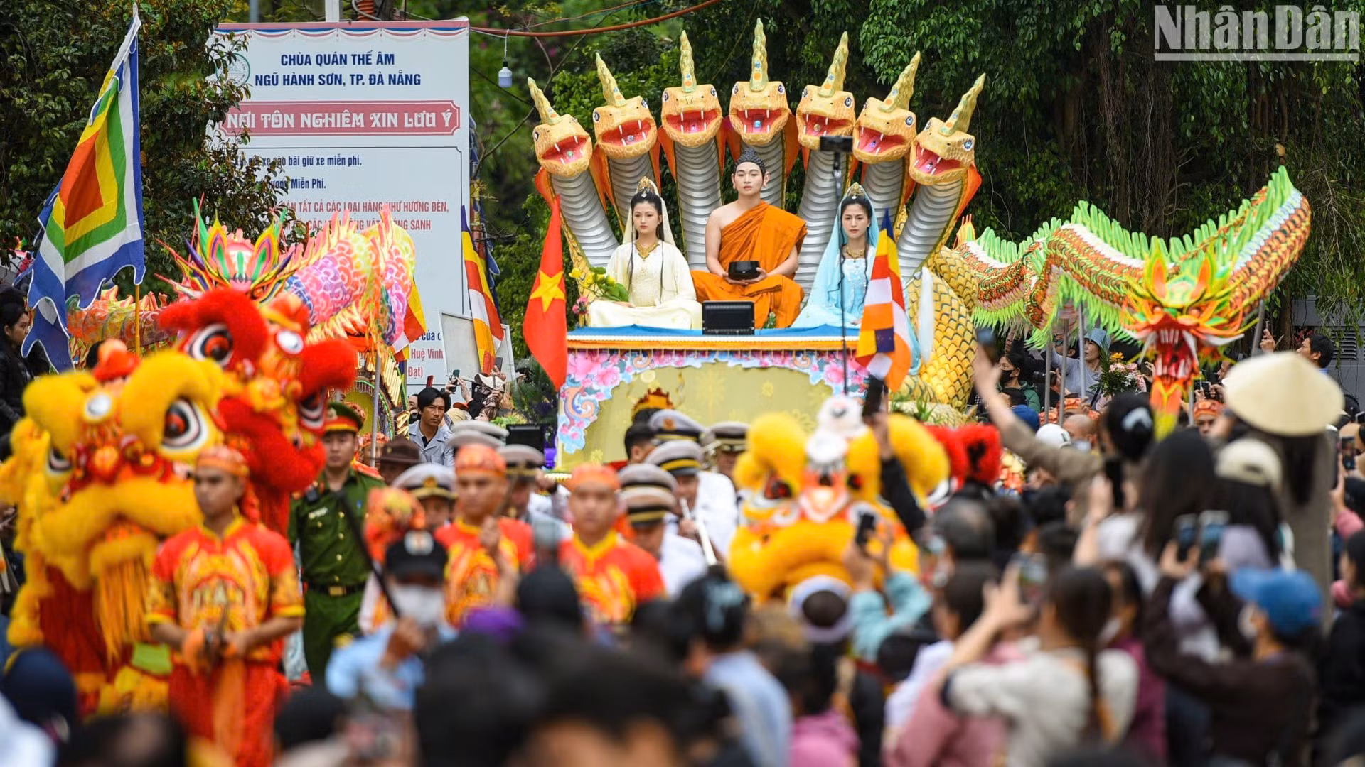 成千上万的佛教信众及当地民众和游客于3月18日上午齐聚一堂，参与观世音菩萨圣诞法会。（图片来源：越通社）