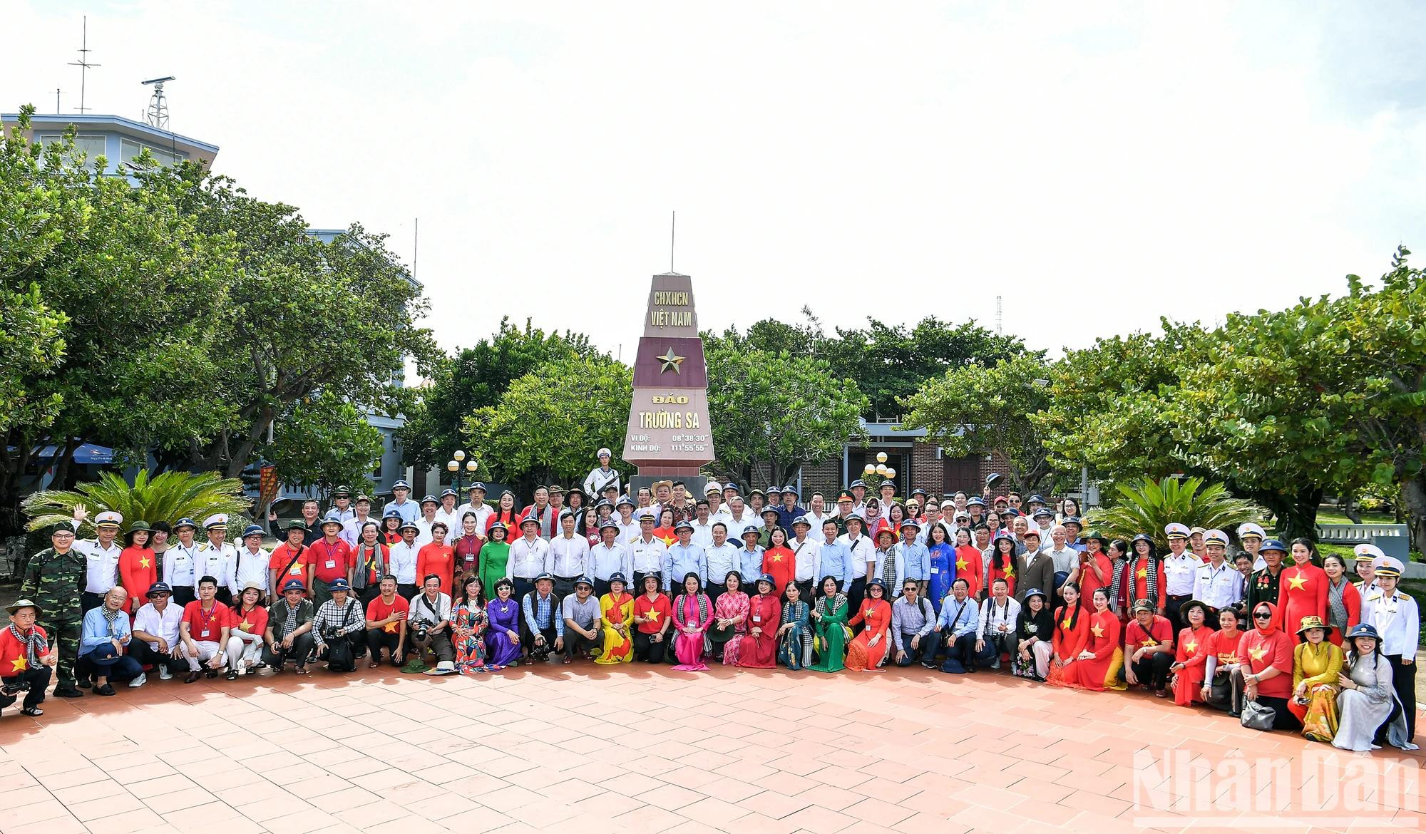 由来自全国各地的100位新闻机构领导、记者、编辑组成的第25号工作团全体成员在长沙岛主权碑前合影留念。 由来自全国各地的100位新闻机构领导、记者、编辑组成的第25号工作团全体成员在长沙岛主权碑前合影留念。