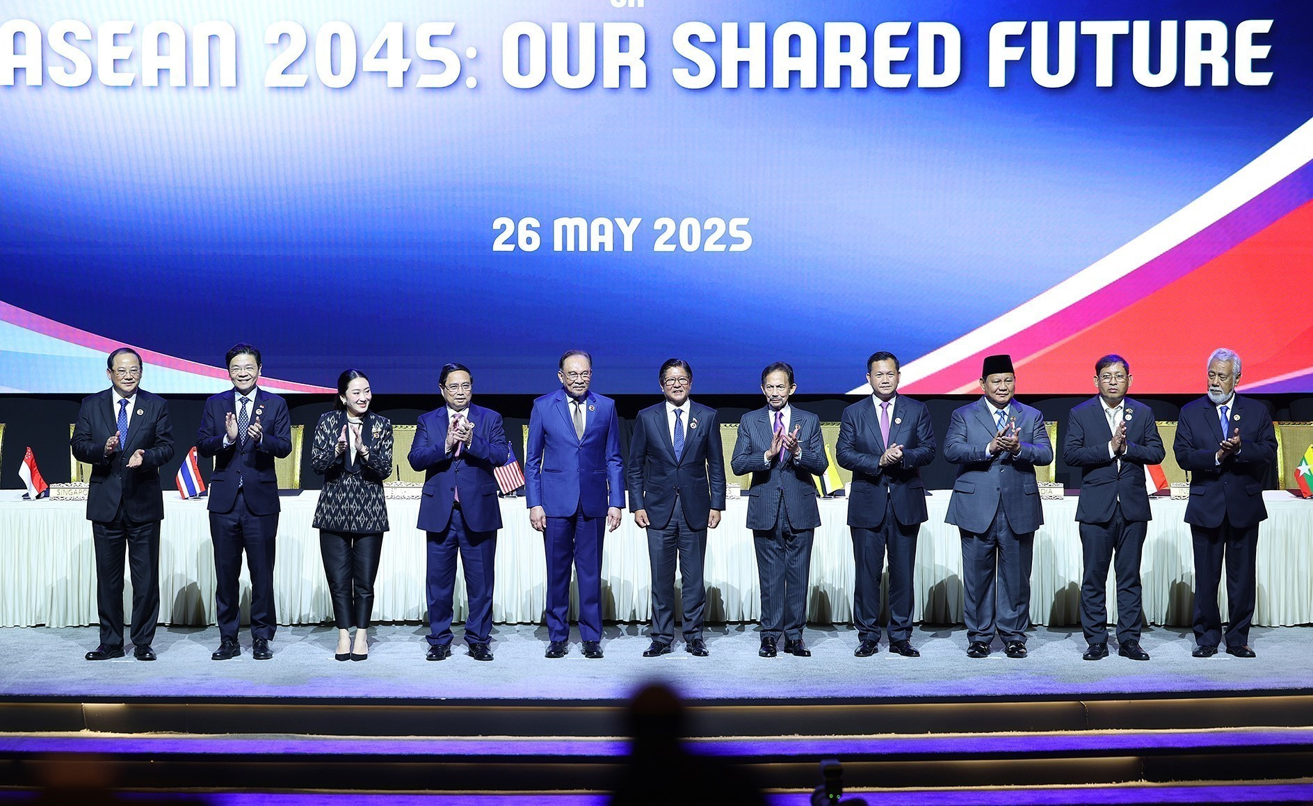 范明正总理与东盟及东帝汶领导人共同签署《东盟2045：我们共同的未来》吉隆坡宣言。