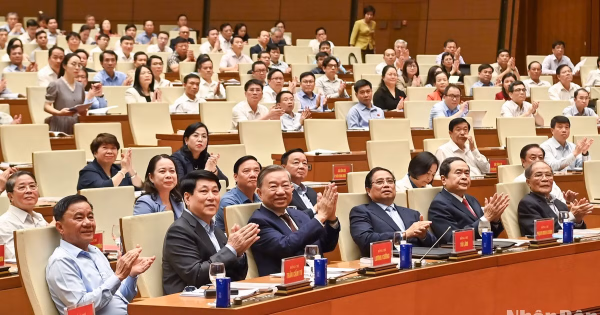 党和国家现历代领导同志出席会议。