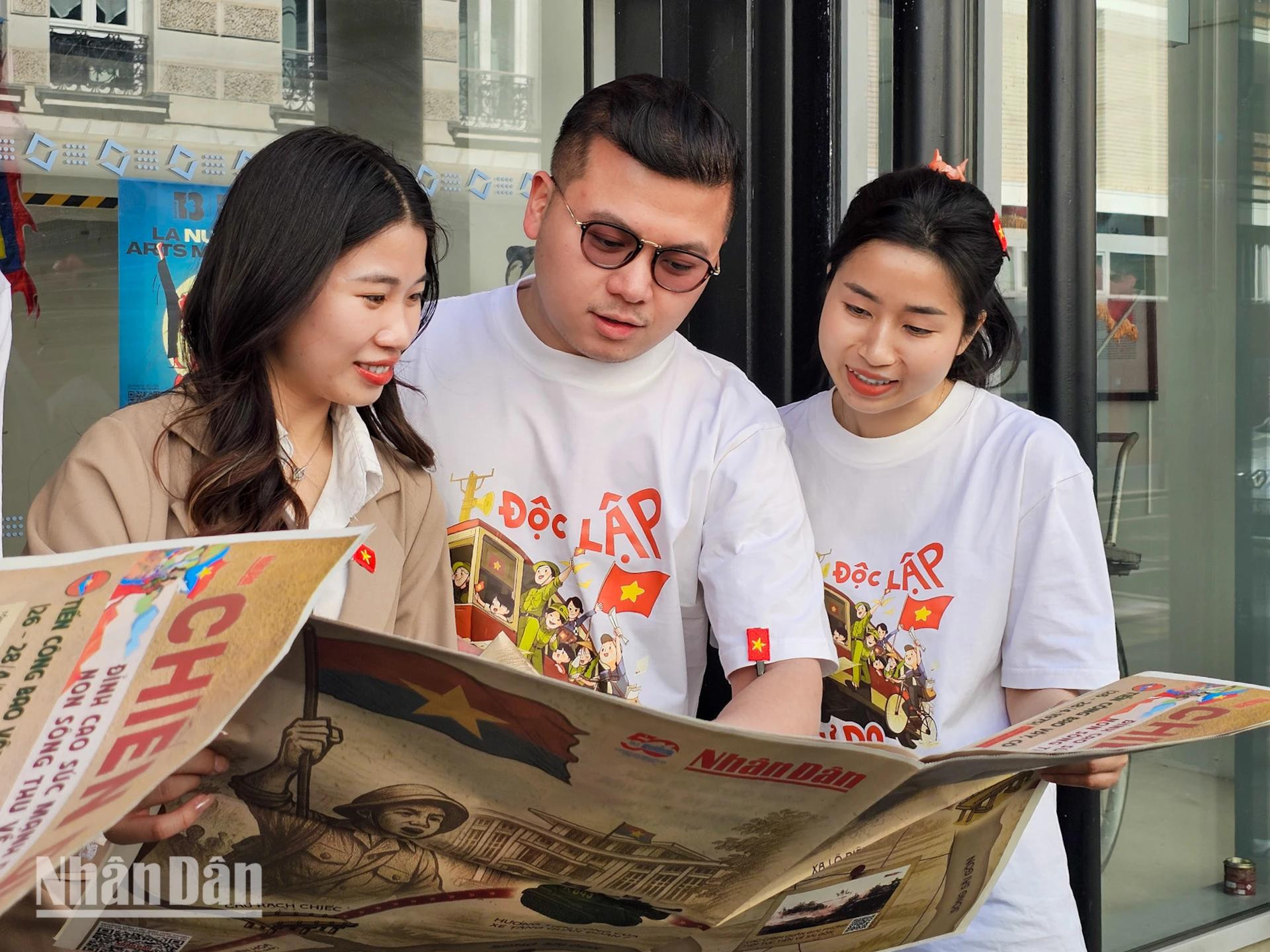 越南青年学生协会在法分会主席阮潘宝瑞表示，《人民报》纪念4·30特别副刊将于4月29日当天，通过快递方式送达法国各地分会，以便与广大在法越南留学生共同分享祖国统一50周年的喜悦。