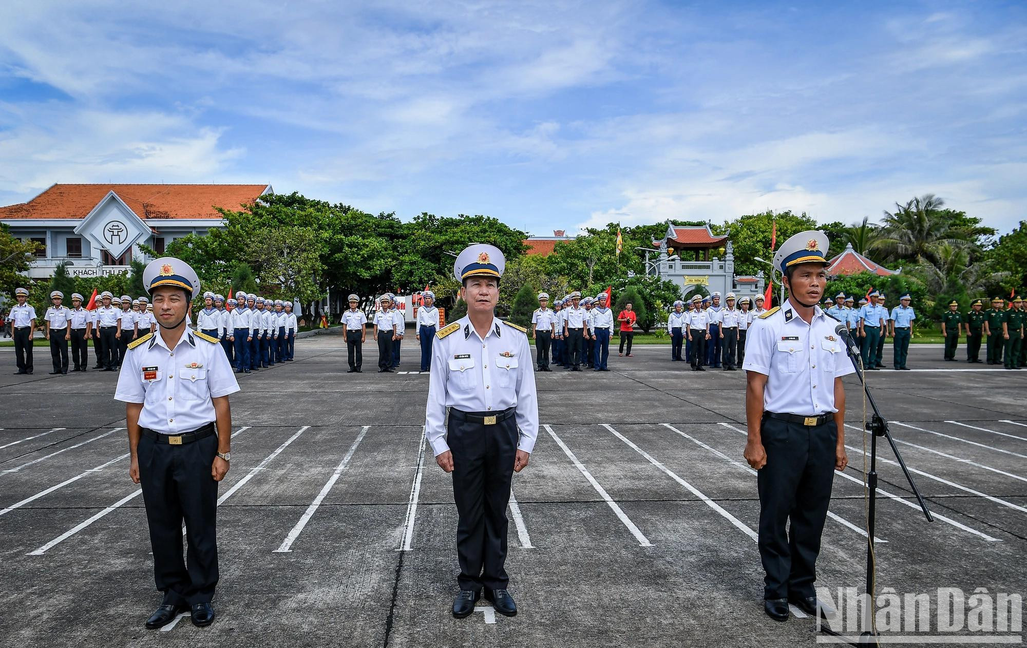 在辽阔大海中的长沙岛,升旗仪式在庄严肃穆的氛围中进行。第二海区副政委、工作团团长杜鸿缘大校(中)主持升旗及队列检阅仪式。 在辽阔大海中的长沙岛,升旗仪式在庄严肃穆的氛围中进行。第二海区副政委、工作团团长杜鸿缘大校(中)主持升旗及队列检阅仪式。