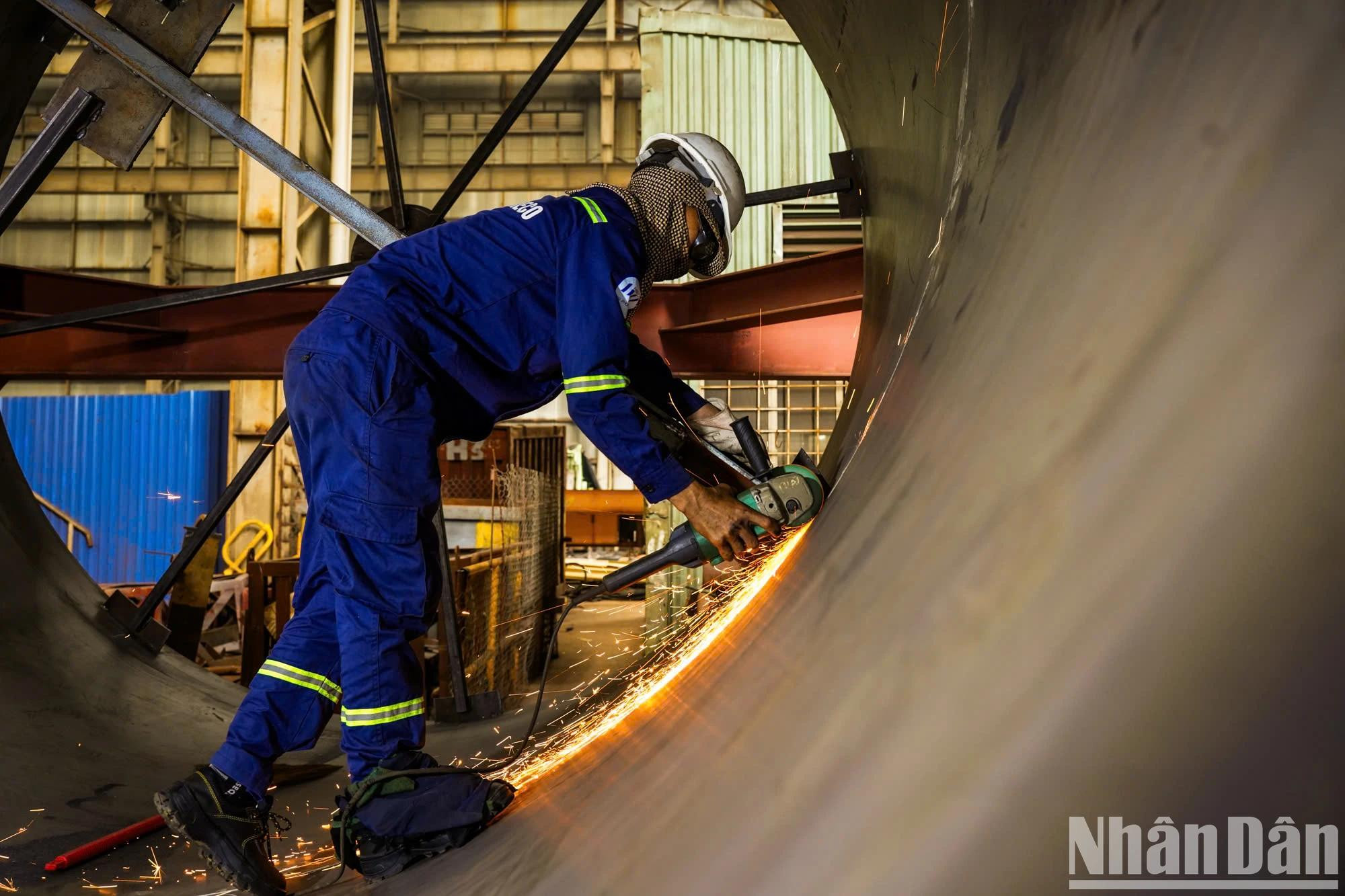 造船工人克服重重艰辛,坚持把质量放在首位,力求精益求精,完成每一道工序。 造船工人克服重重艰辛,坚持把质量放在首位,力求精益求精,完成每一道工序。