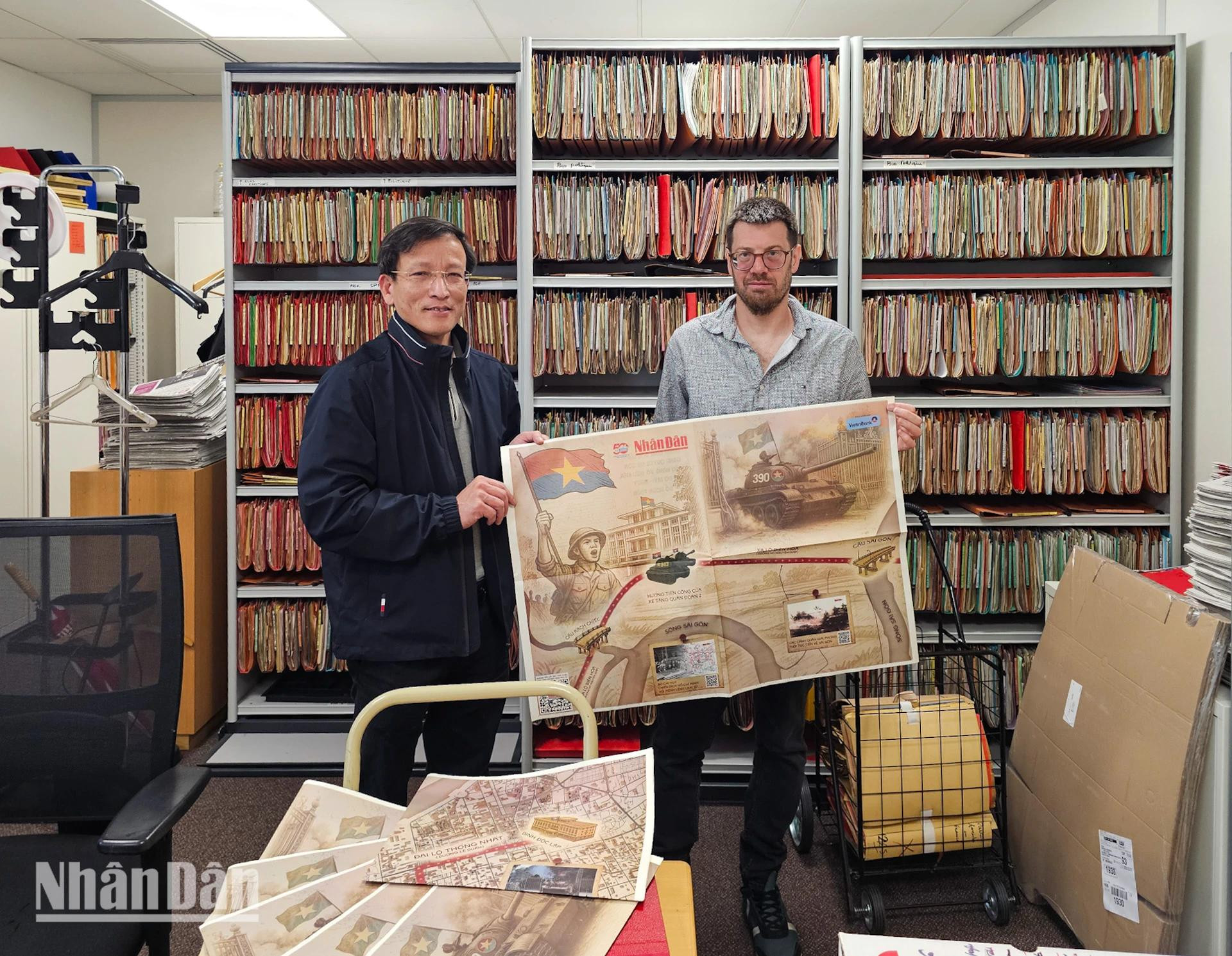 《人道报》国际部主任瓦迪姆·卡门卡（Vadim Kamenka）高兴地从《人民报》驻法国常驻记者黎凯旋手中接过特别副刊。