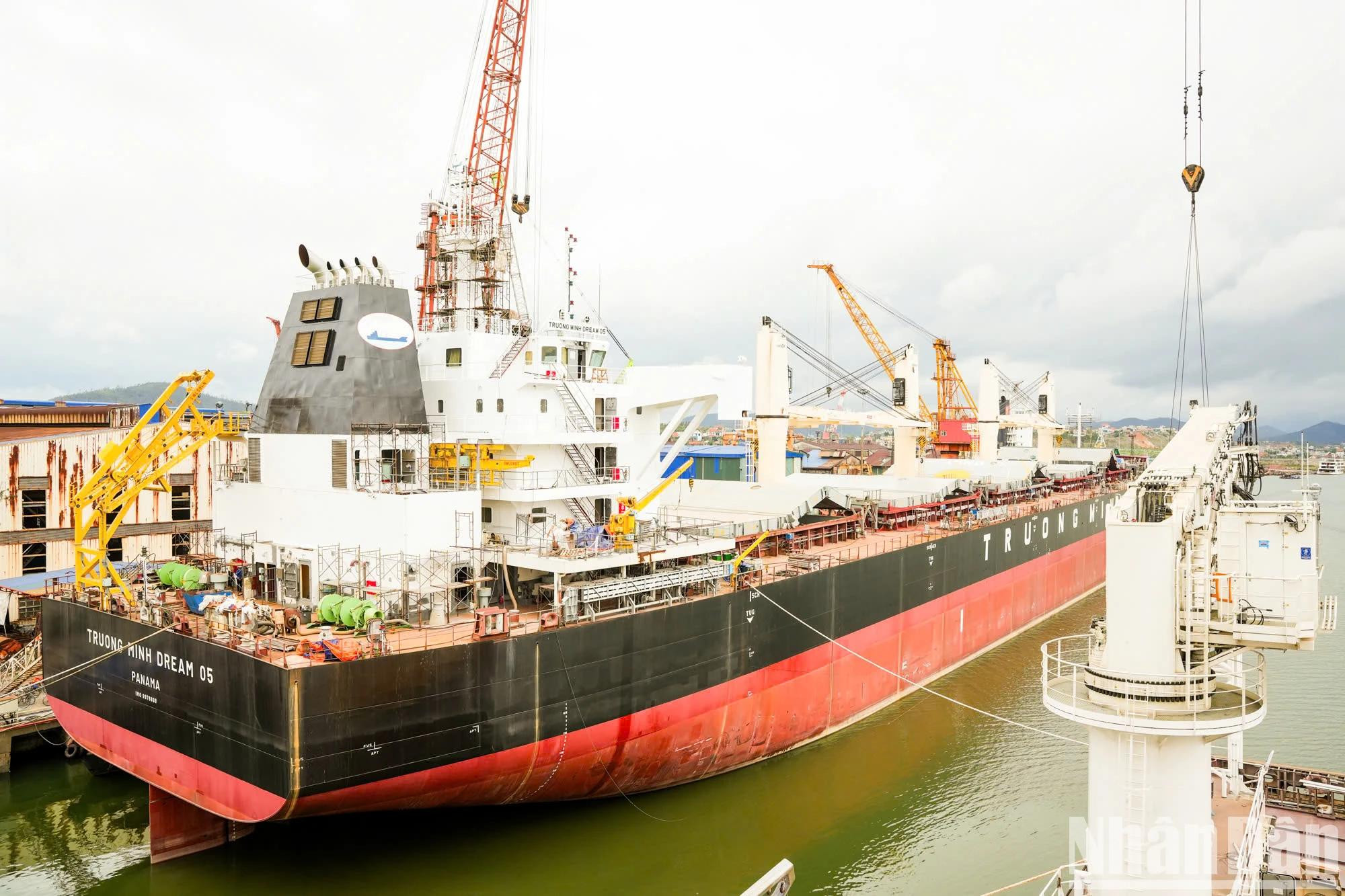 在全行业的共同努力下,越南成功跻身世界前七大造船强国,成为全球造船产业中一支不可忽视的重要力量。 在全行业的共同努力下,越南成功跻身世界前七大造船强国,成为全球造船产业中一支不可忽视的重要力量。