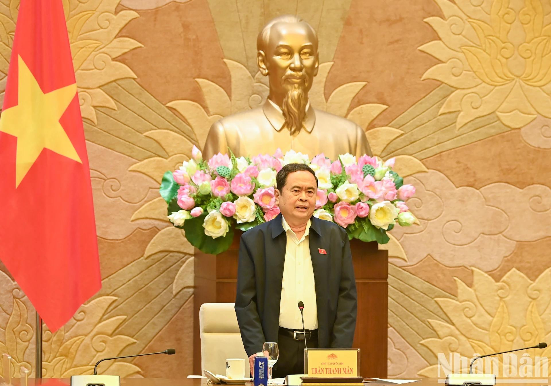 国会主席陈青敏在见面会上发表讲话。