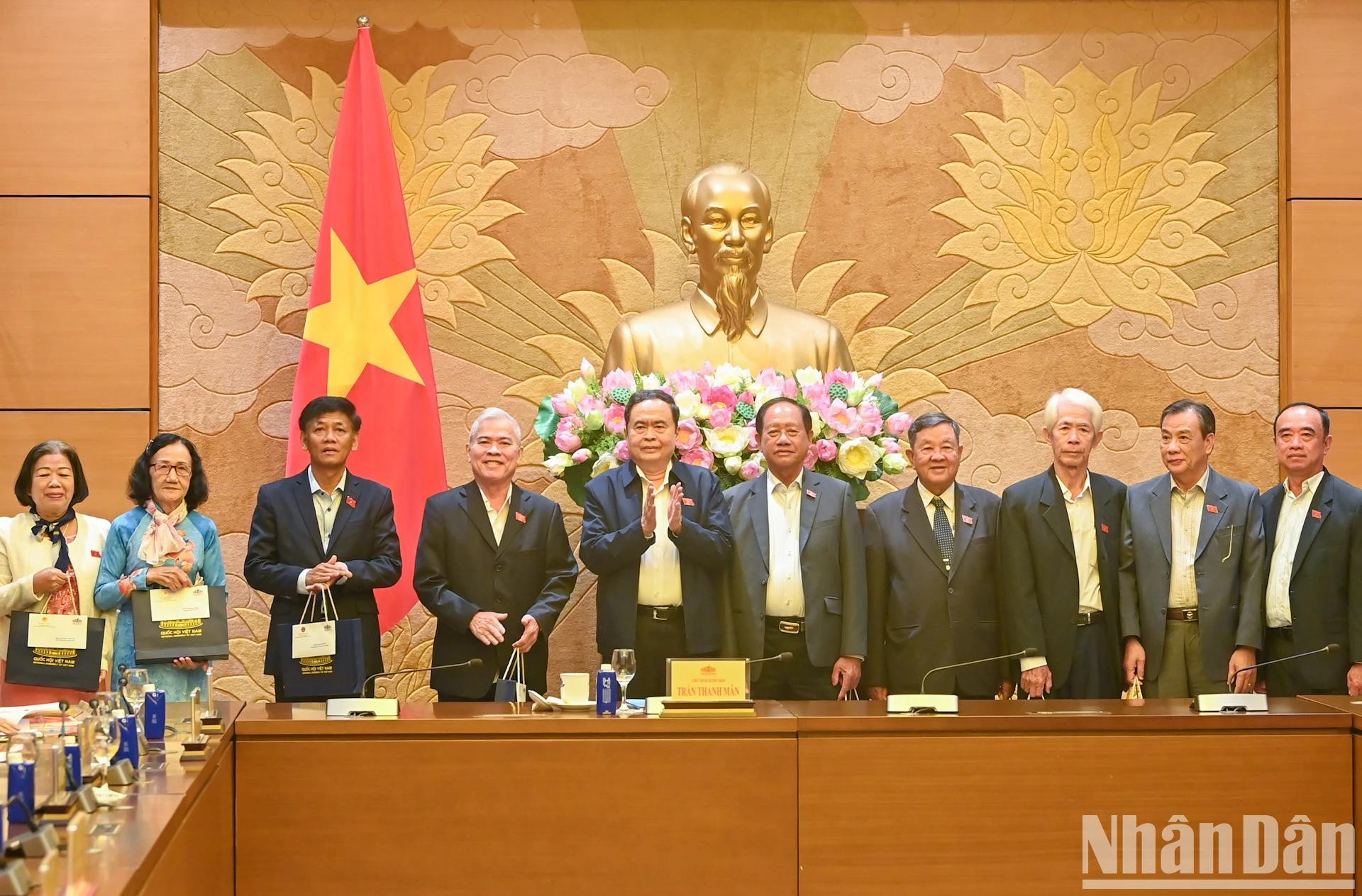 国会主席陈青敏向代表们赠送纪念品。