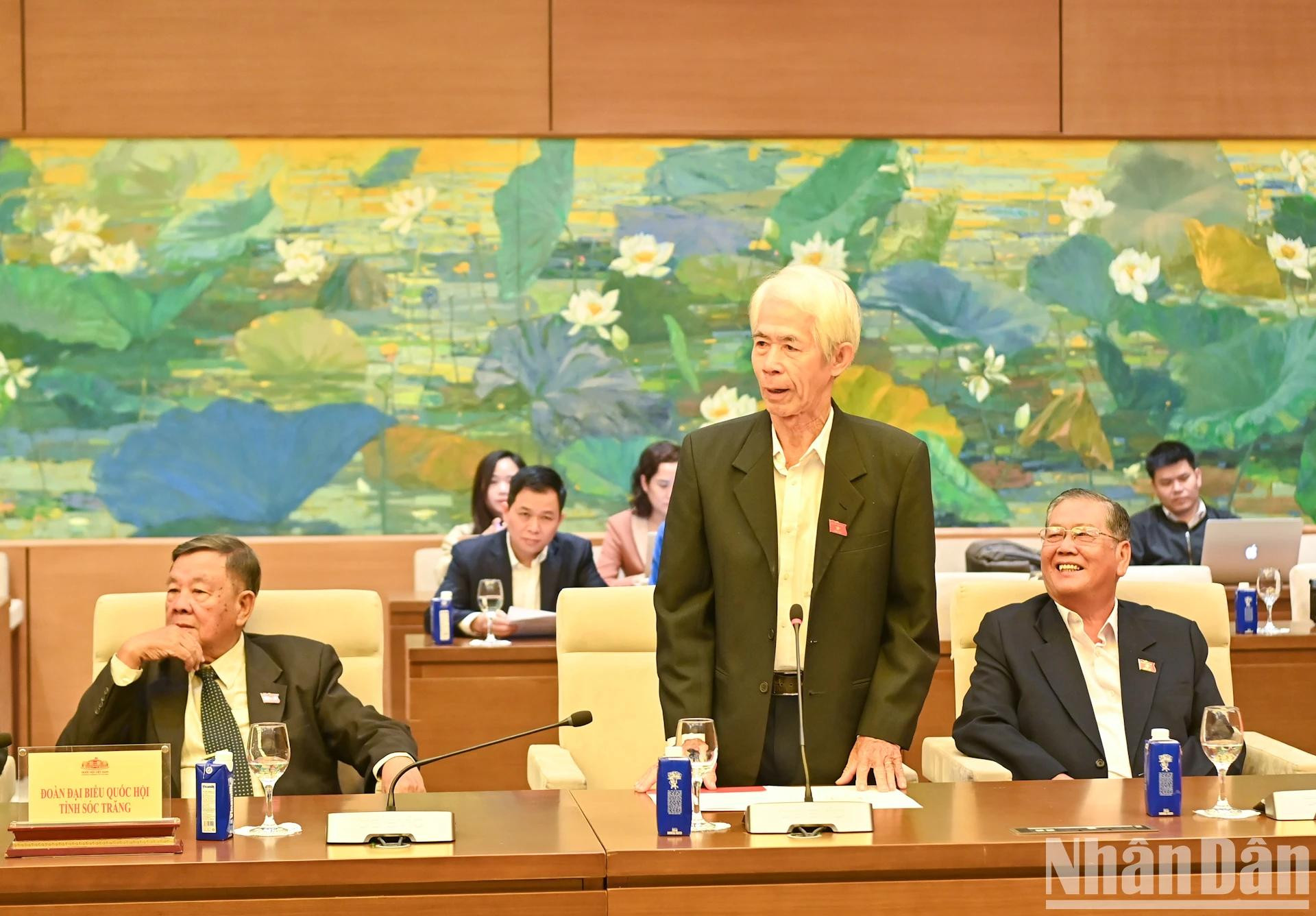 朔庄省国会代表团代表发言。