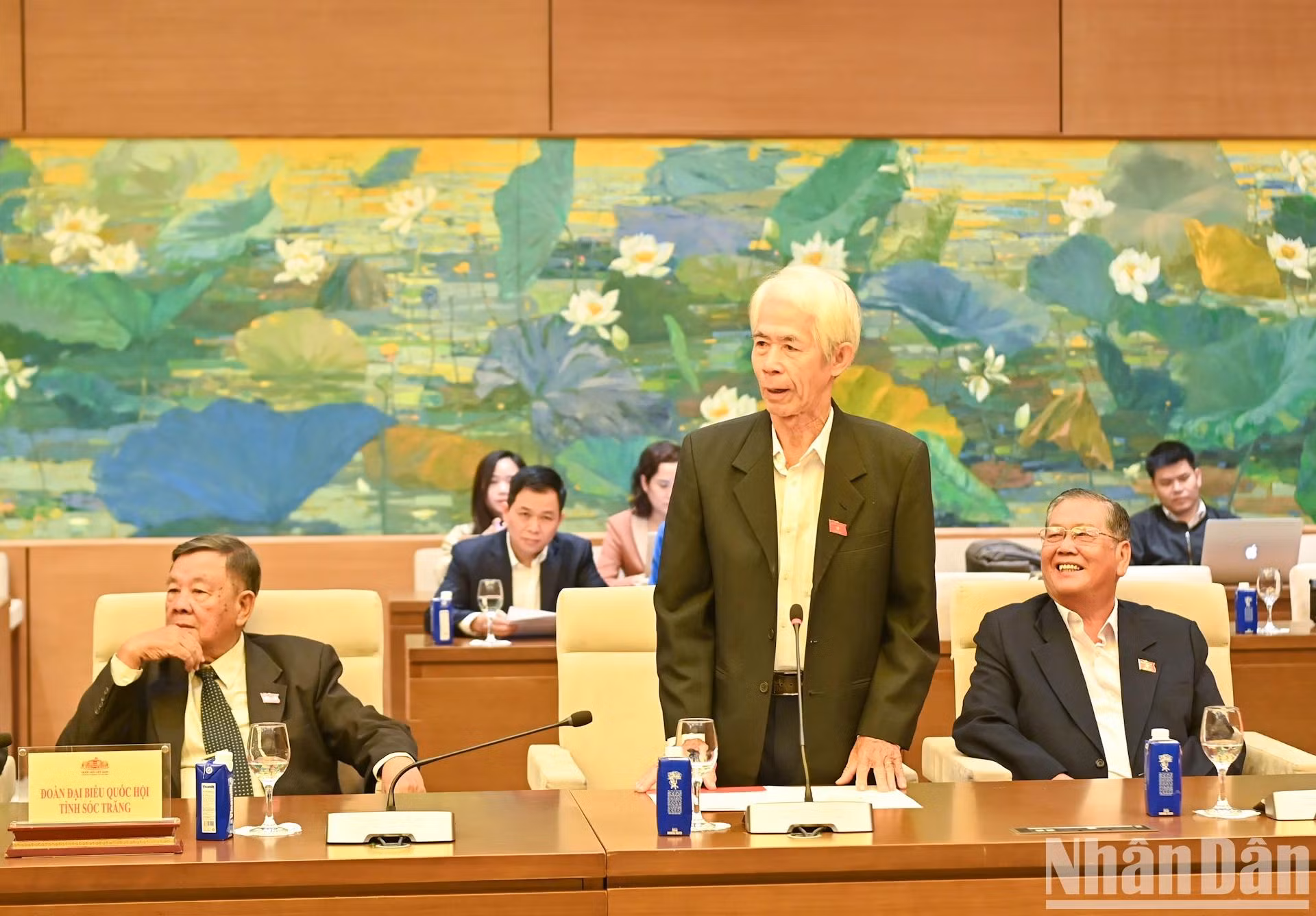 朔庄省国会代表团代表发言。