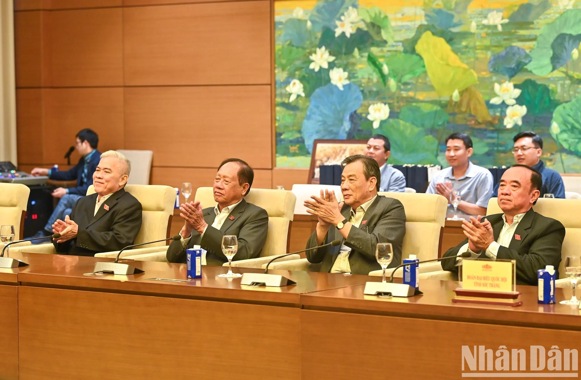 朔庄省国会代表团代表出席见面会。