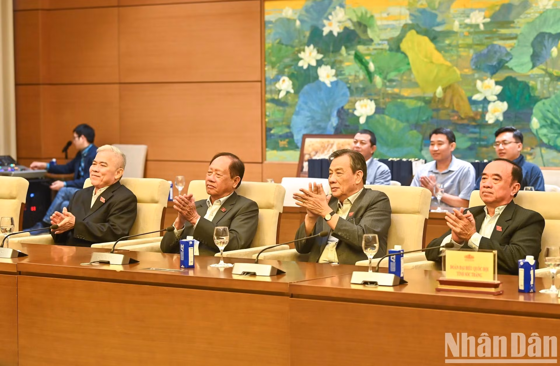 朔庄省国会代表团代表出席见面会。