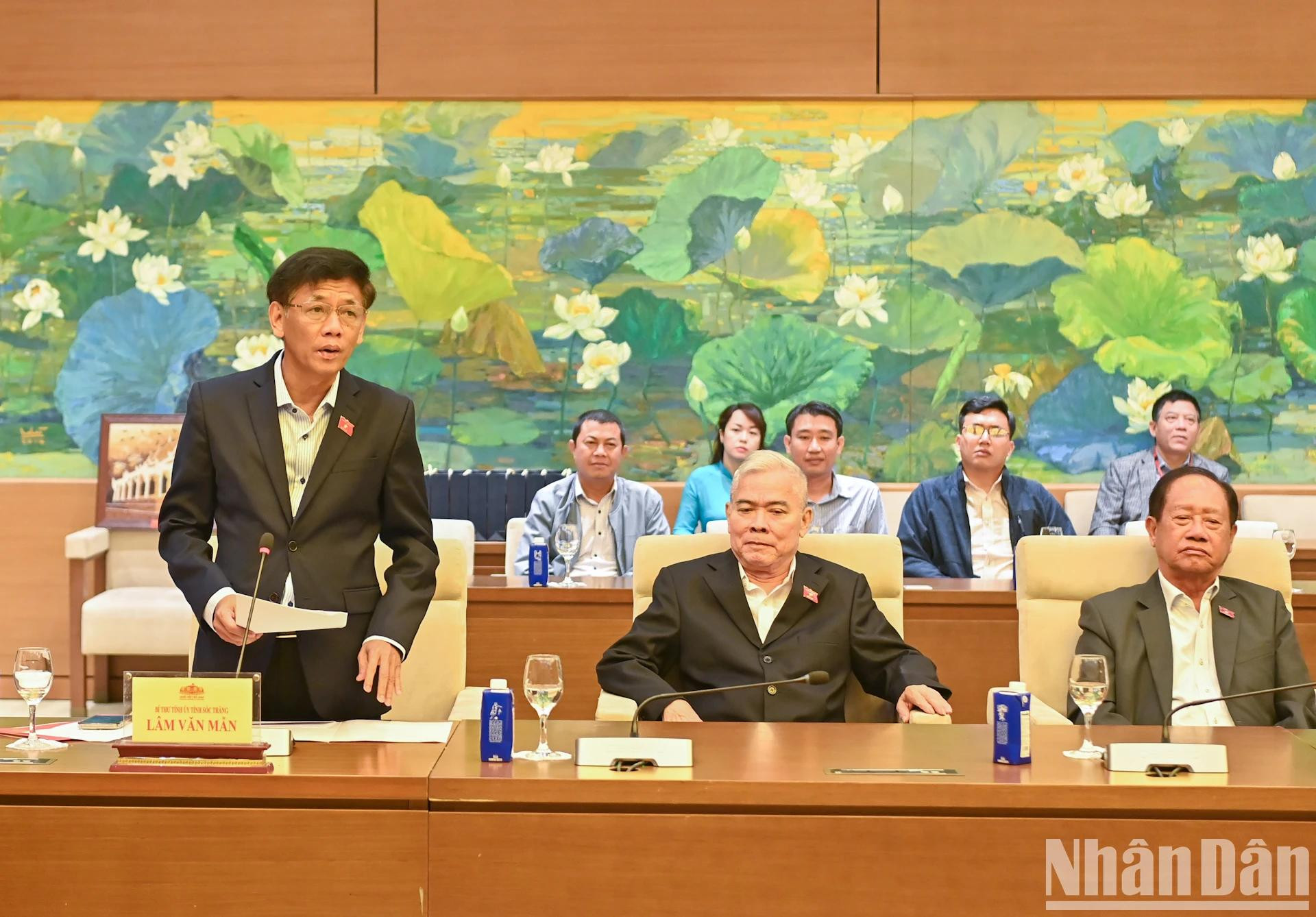 朔庄省省委书记、朔庄省第十五届国会代表团团长林文敏在会上发言。