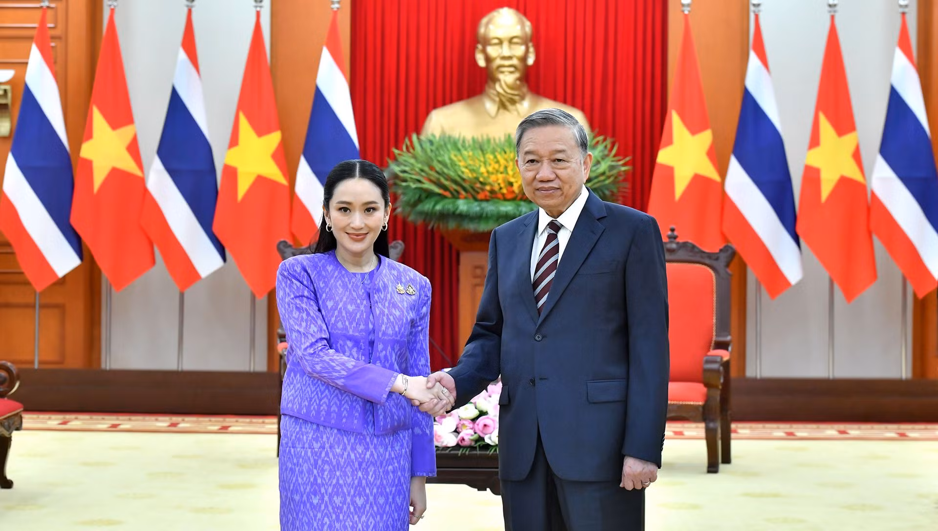 越共中央总书记苏林会见泰国总理佩通坦·西那瓦。