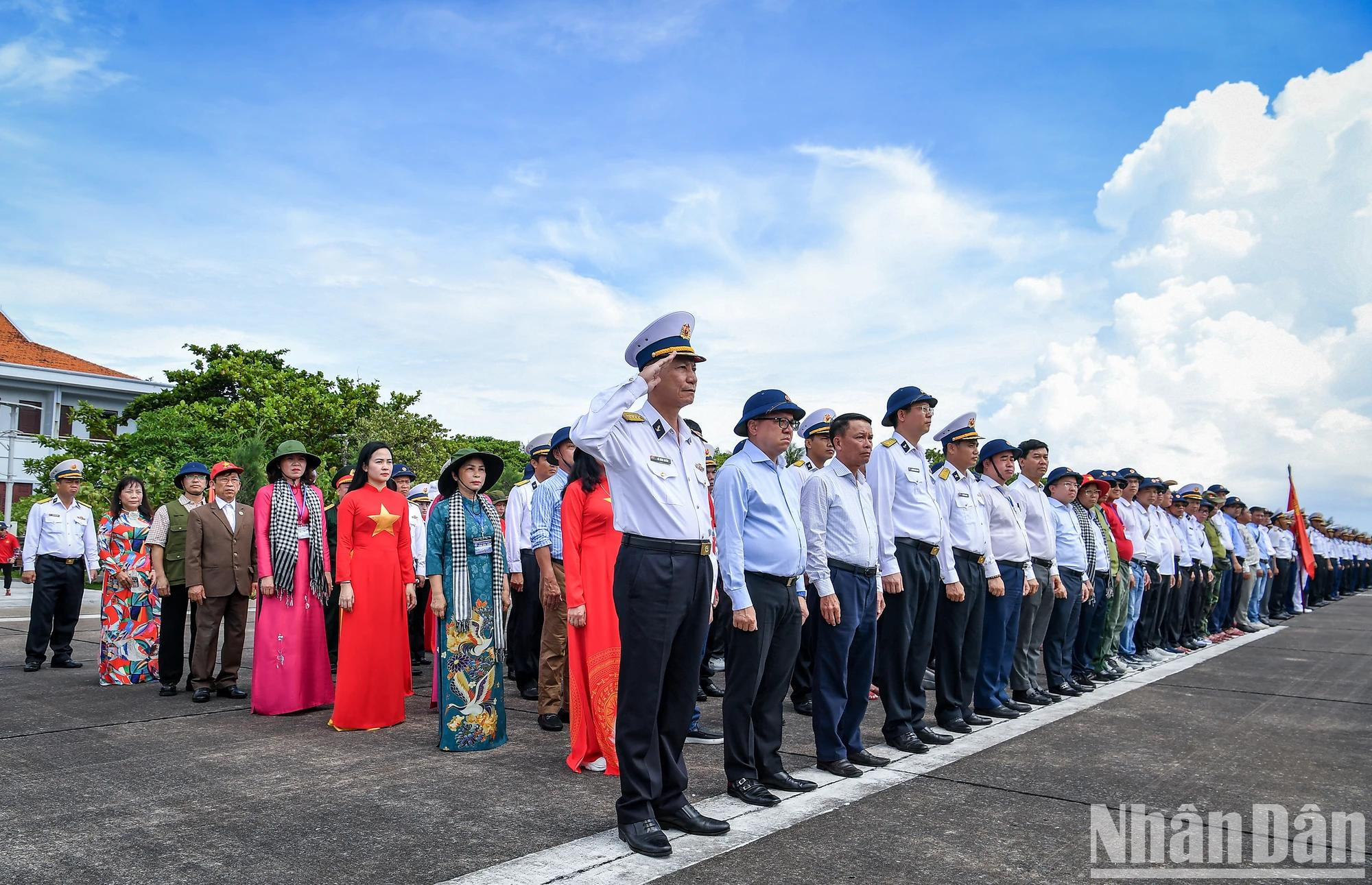 长沙岛干部、战士与代表们共同举行升旗仪式。 长沙岛干部、战士与代表们共同举行升旗仪式。
