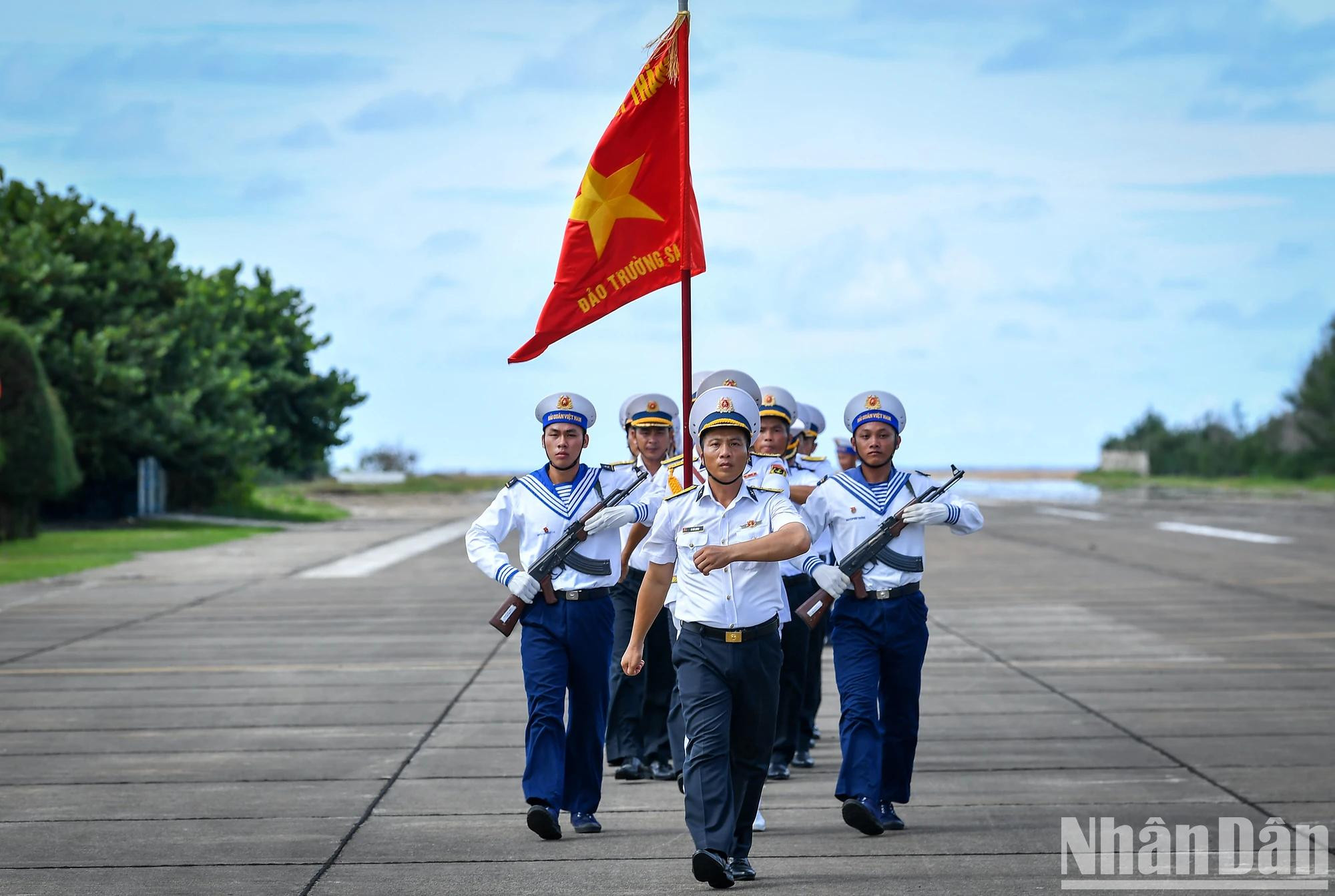 升旗仪式之后,是一场气势磅礴的队列检阅,彰显越南人民军的英勇风采。祖国旗帜在礼台前迎风飘扬。 升旗仪式之后,是一场气势磅礴的队列检阅,彰显越南人民军的英勇风采。祖国旗帜在礼台前迎风飘扬。
