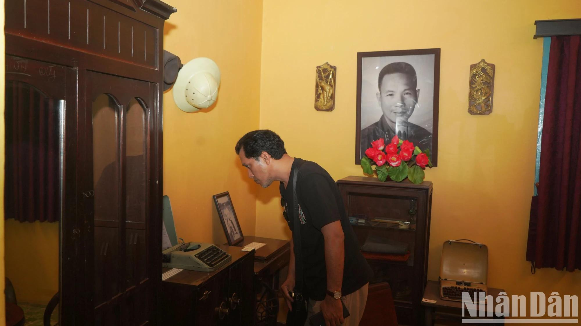 参观者对特工战士战时生活的真实还原表现出浓厚兴趣。 参观者对特工战士战时生活的真实还原表现出浓厚兴趣。