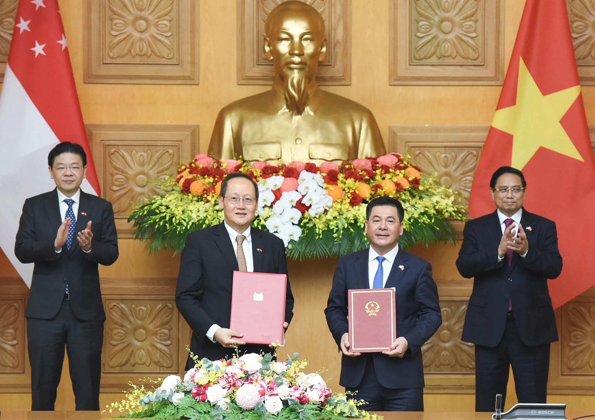 范明正总理与新加坡总理黄循财共同见证两国工贸部关于加强跨境电力贸易合作、推进东盟电网建设的意向书交换仪式。