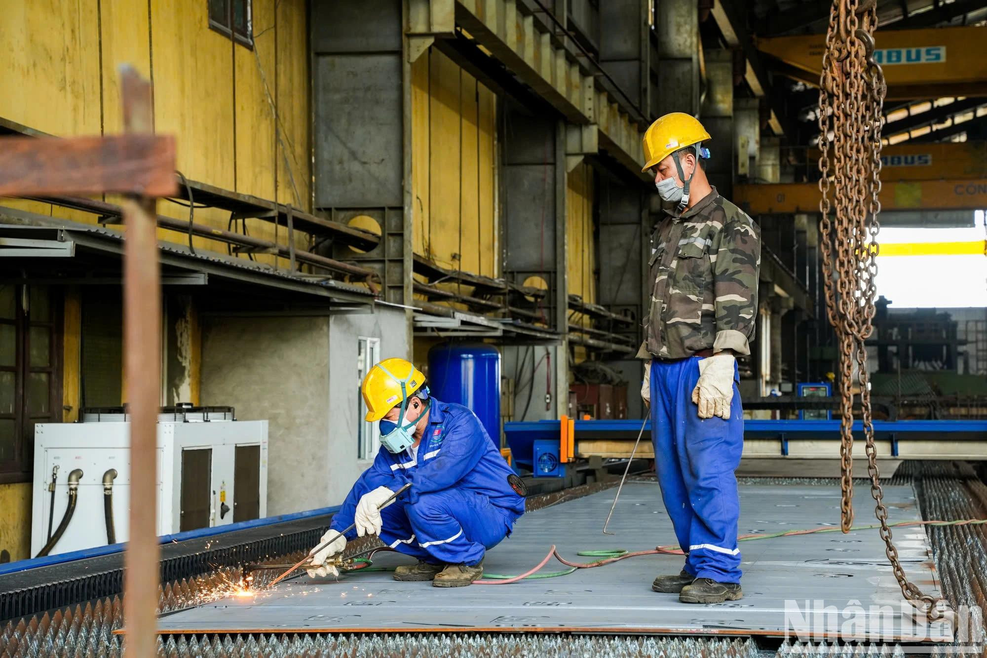 造船流程从钢板切割仪式开始。所用钢板为热轧特种钢板,宽约3米,长达12米,专用于船体制造。 造船流程从钢板切割仪式开始。所用钢板为热轧特种钢板,宽约3米,长达12米,专用于船体制造。