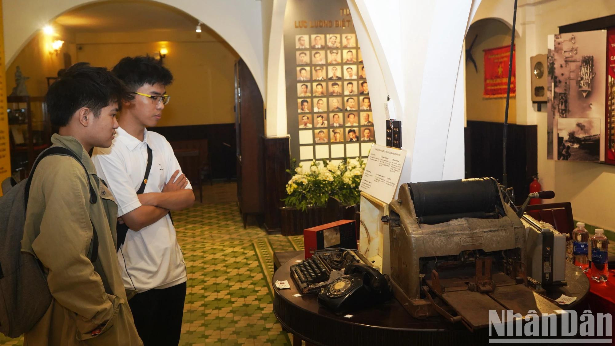 参观者正在观看前伪政权总统府办公室中所遗留下来的物品,这些物品保留至今,是1975年4月底伪政权崩溃的历史见证。 参观者正在观看前伪政权总统府办公室中所遗留下来的物品,这些物品保留至今,是1975年4月底伪政权崩溃的历史见证。