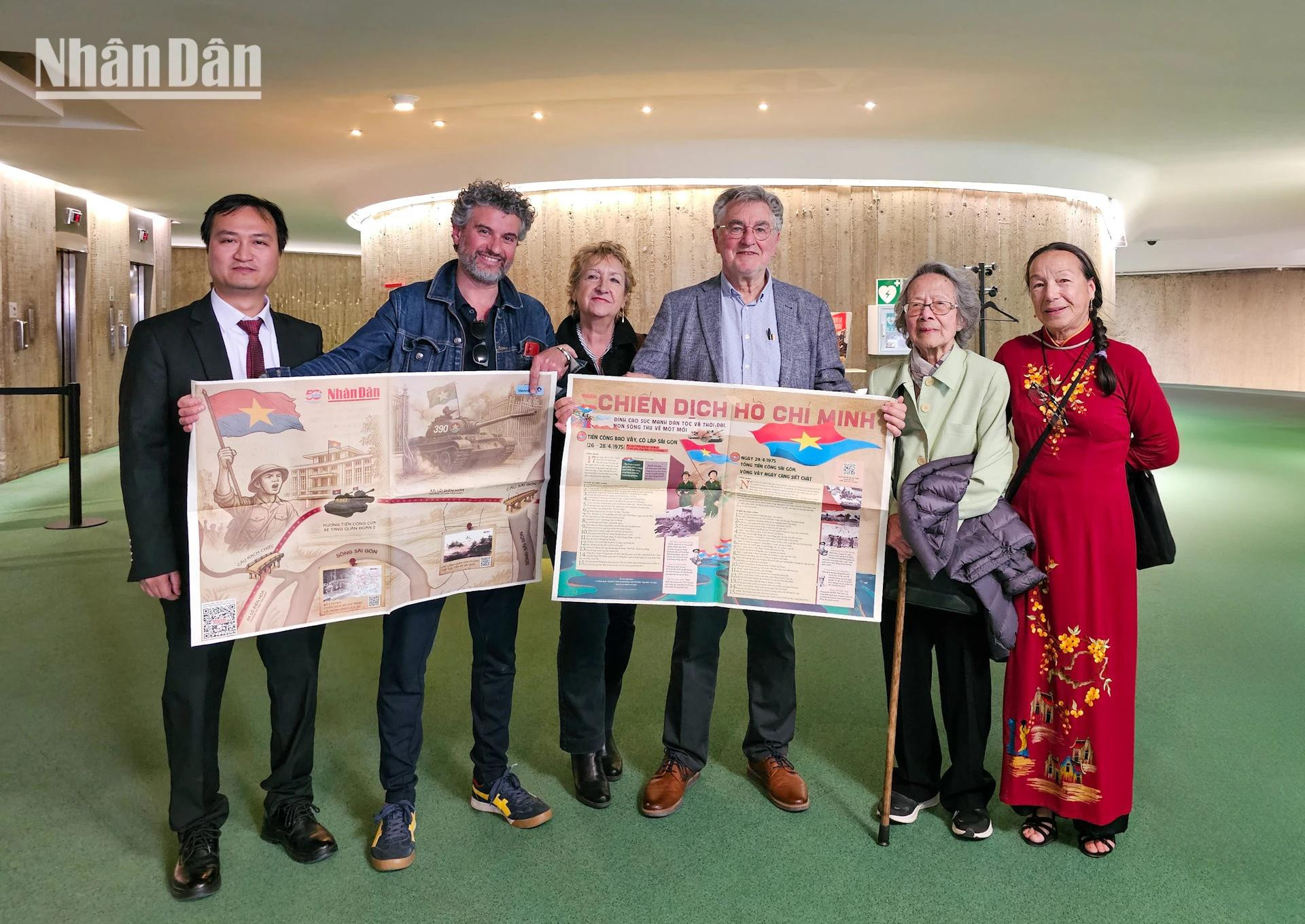 法国友人与旅法越南侨胞兴致勃勃地通过生动呈现的插图了解越南历史。