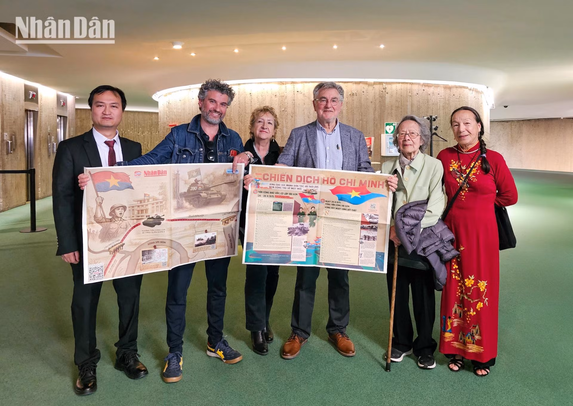 法国友人与旅法越南侨胞兴致勃勃地通过生动呈现的插图了解越南历史。