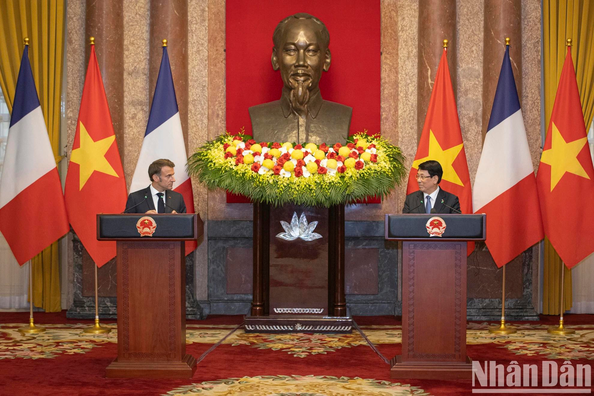 越南国家主席梁强与法国总统马克龙出席记者会。