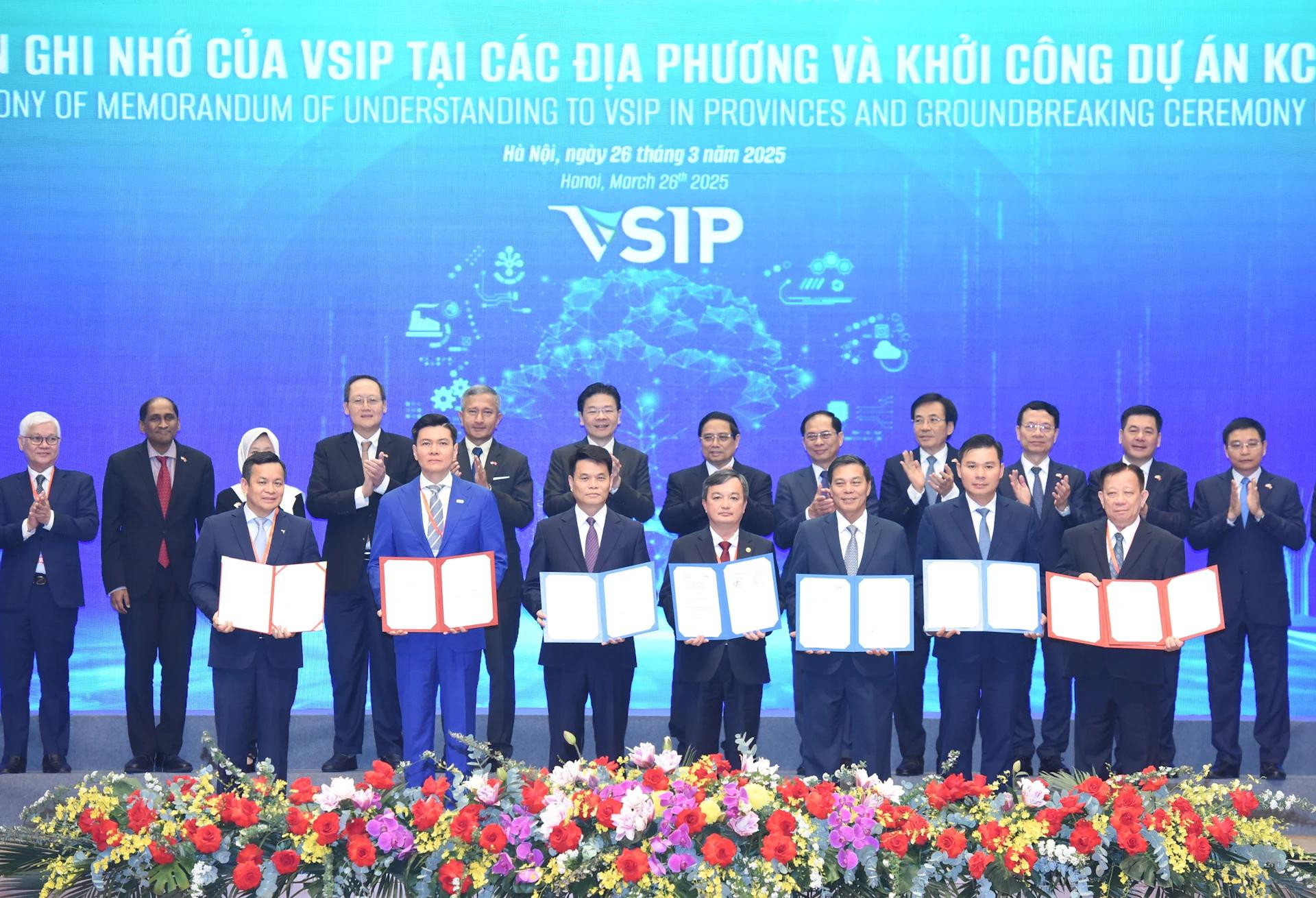 两国总理共同见证越南—新加坡企业间合作文件的签署。