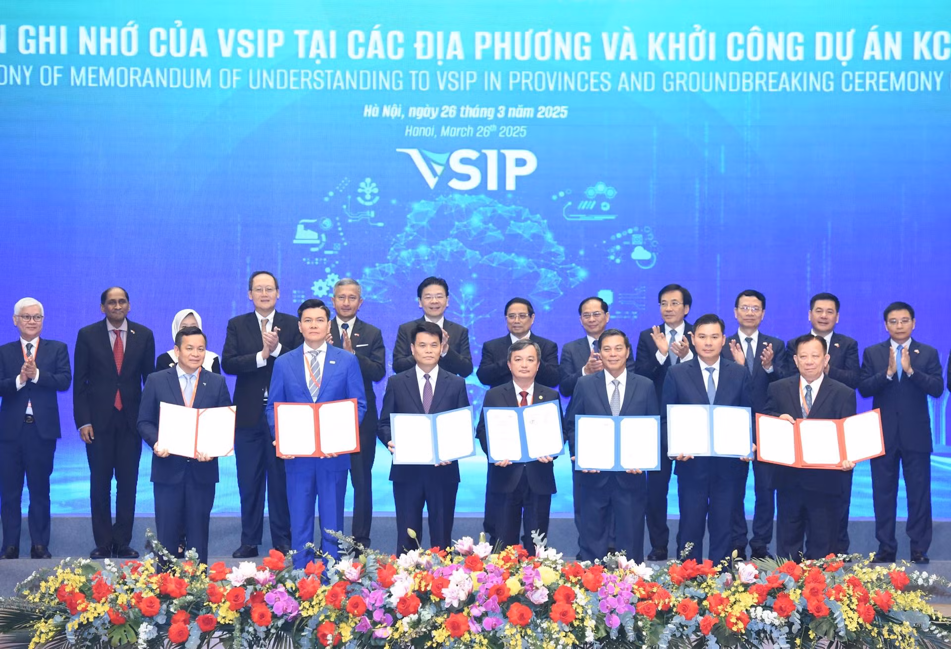 两国总理共同见证越南—新加坡企业间合作文件的签署。