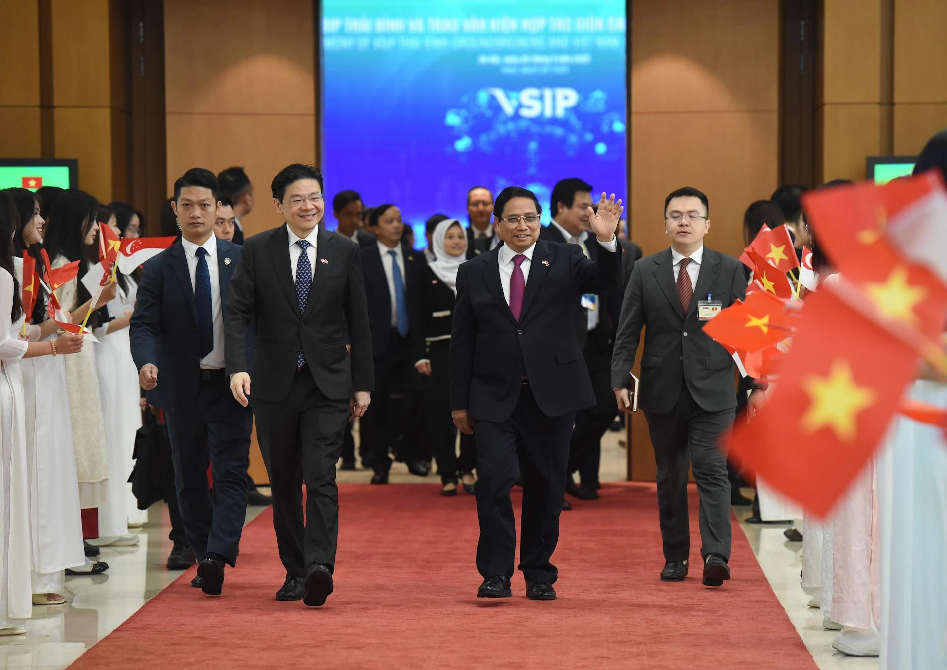 范明正总理为新加坡总理黄循财送行。