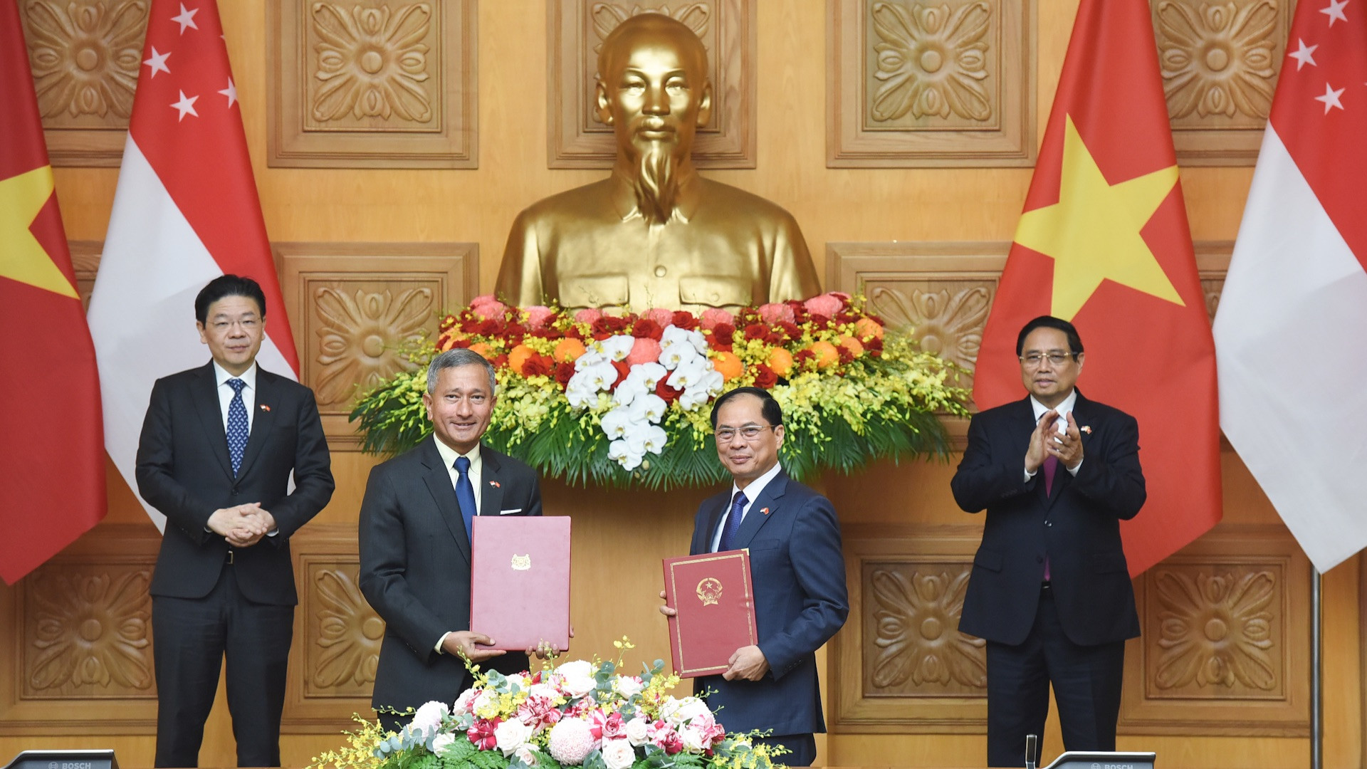 范明正总理与新加坡共和国总理黄循财共同见证两国外交部关于合作制定《2025-2030年全面战略伙伴关系行动计划》意向书的交换仪式。