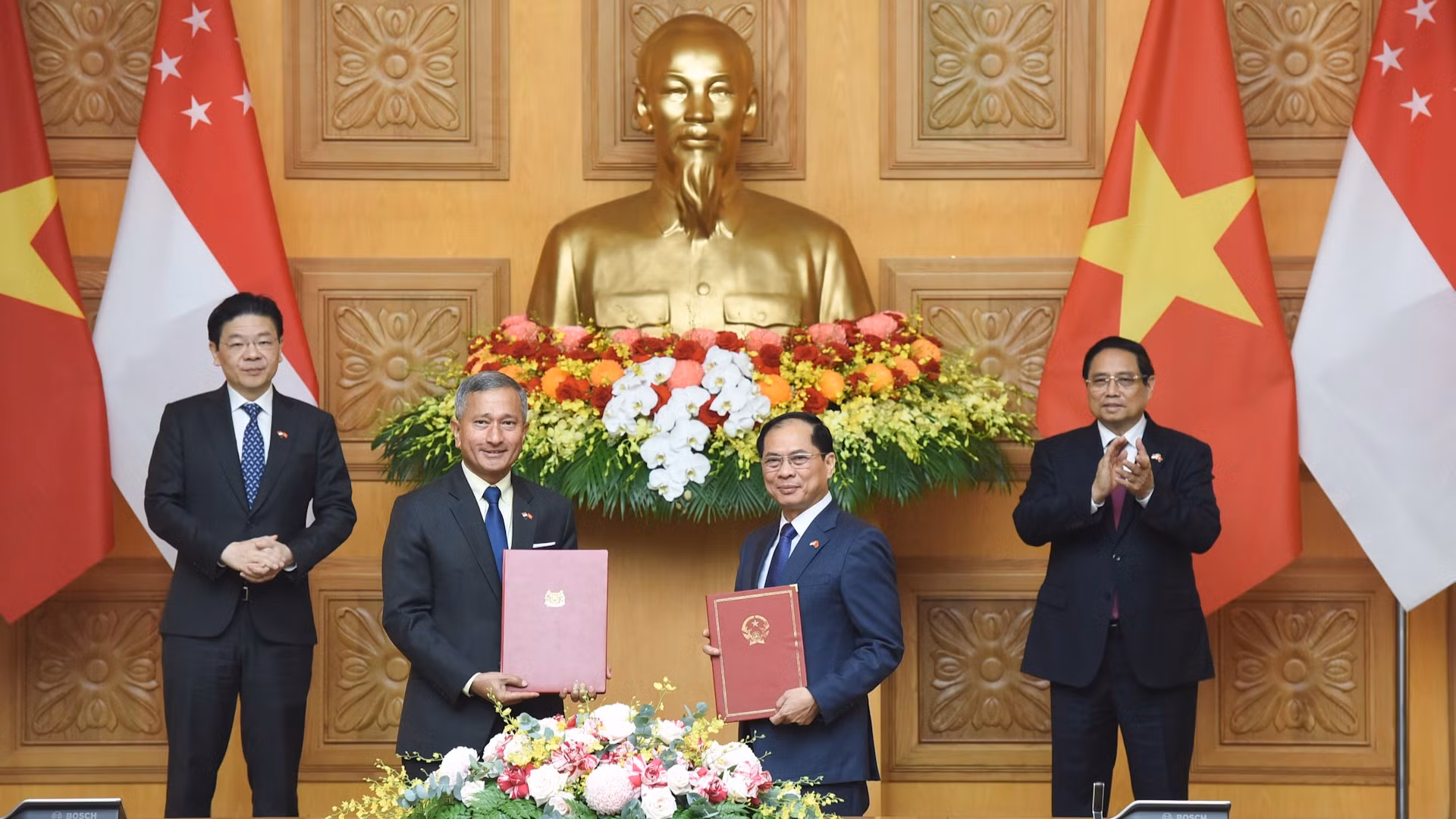 范明正总理与新加坡共和国总理黄循财共同见证两国外交部关于合作制定《2025-2030年全面战略伙伴关系行动计划》意向书的交换仪式。