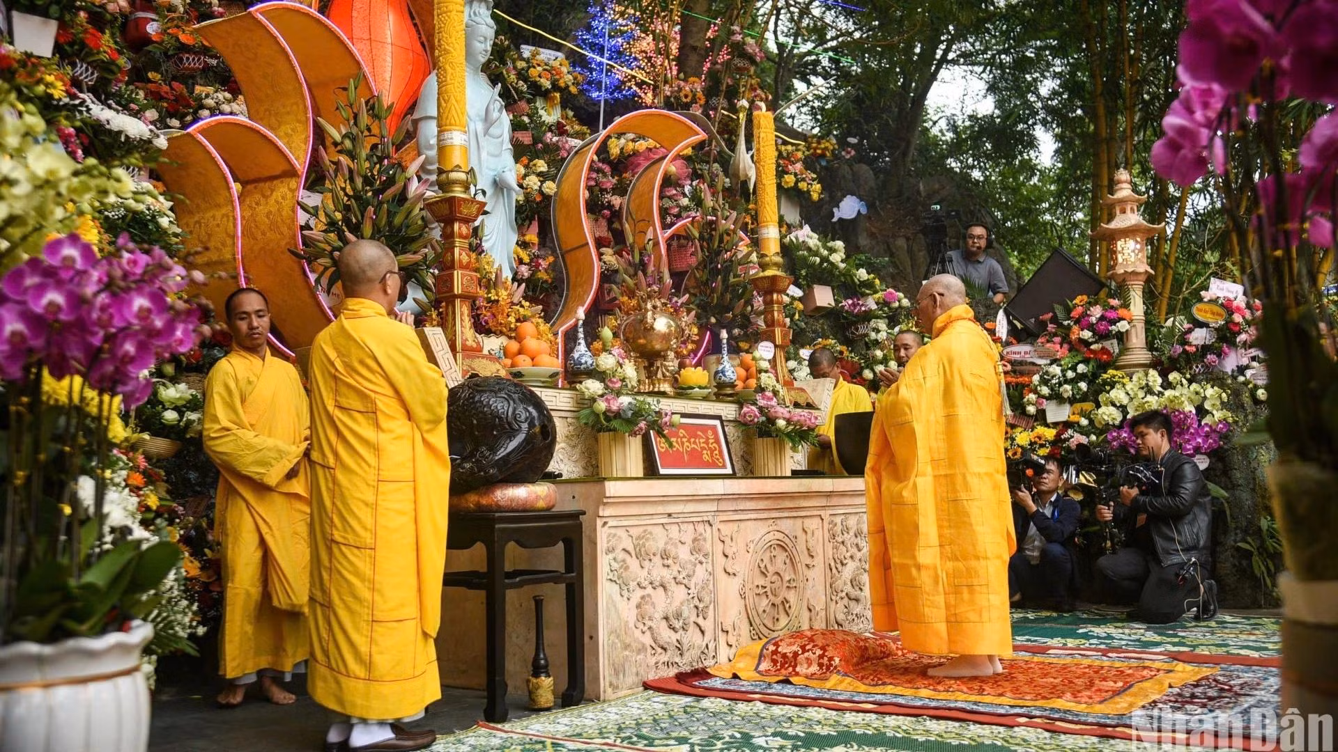 五行山观世音菩萨节深具佛教信仰特色,并与国家级特别遗迹——五行山名胜古迹相结合,展现了佛教文化与越南民族传统文化的完美融合。 五行山观世音菩萨节深具佛教信仰特色,并与国家级特别遗迹——五行山名胜古迹相结合,展现了佛教文化与越南民族传统文化的完美融合。