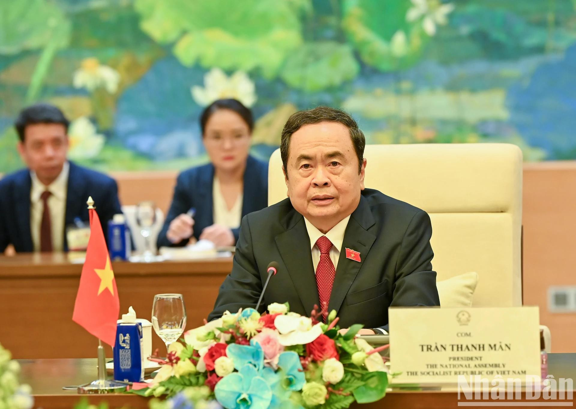 越南国会主席陈青敏在会见中发表讲话。