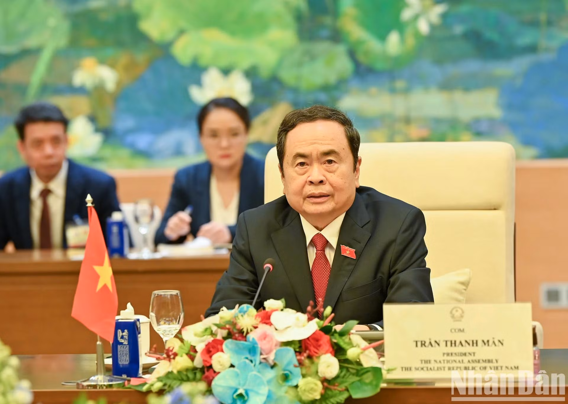 越南国会主席陈青敏在会见中发表讲话。