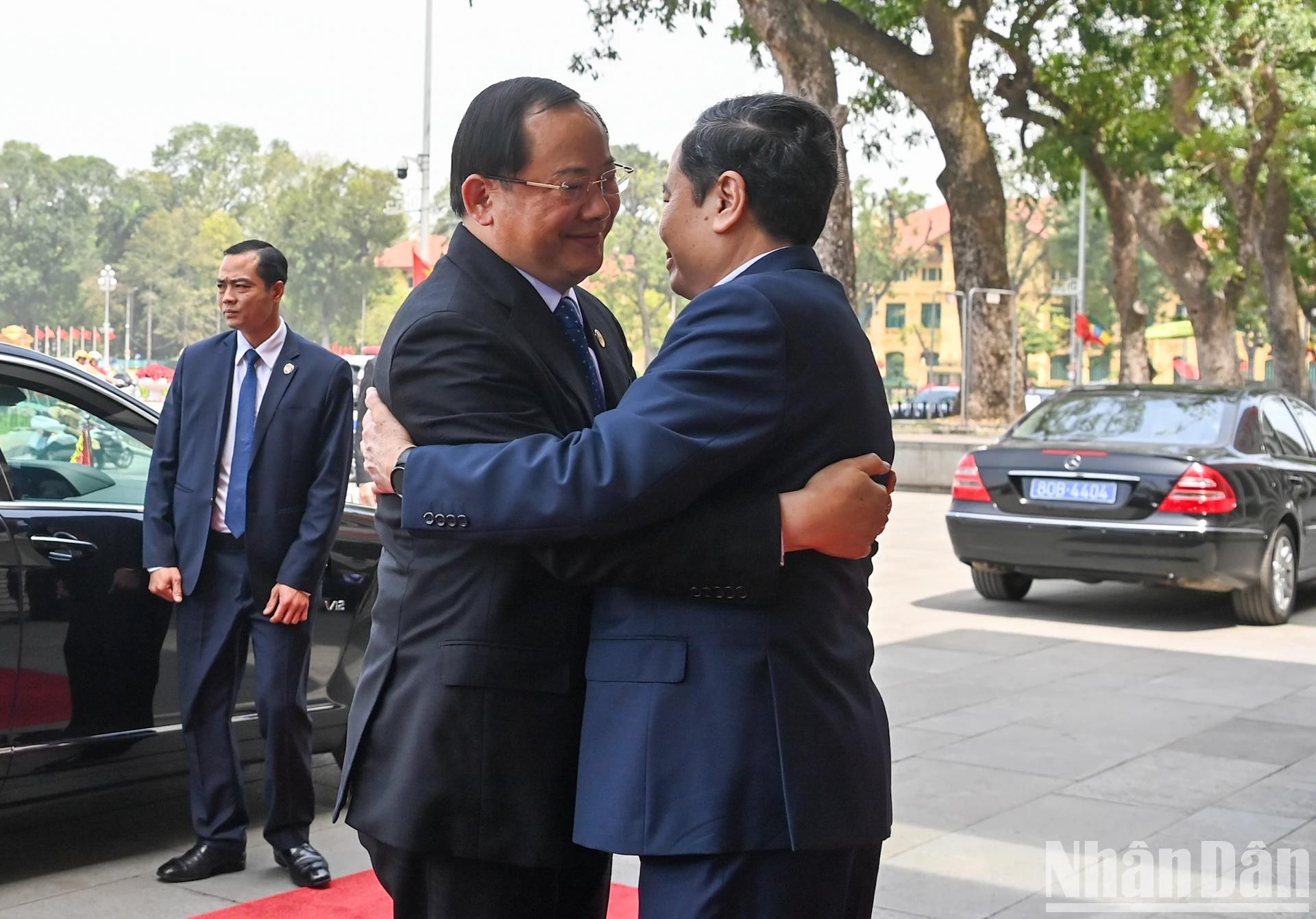 越南国会主席陈青敏迎接老挝政府总理宋赛·西潘敦。