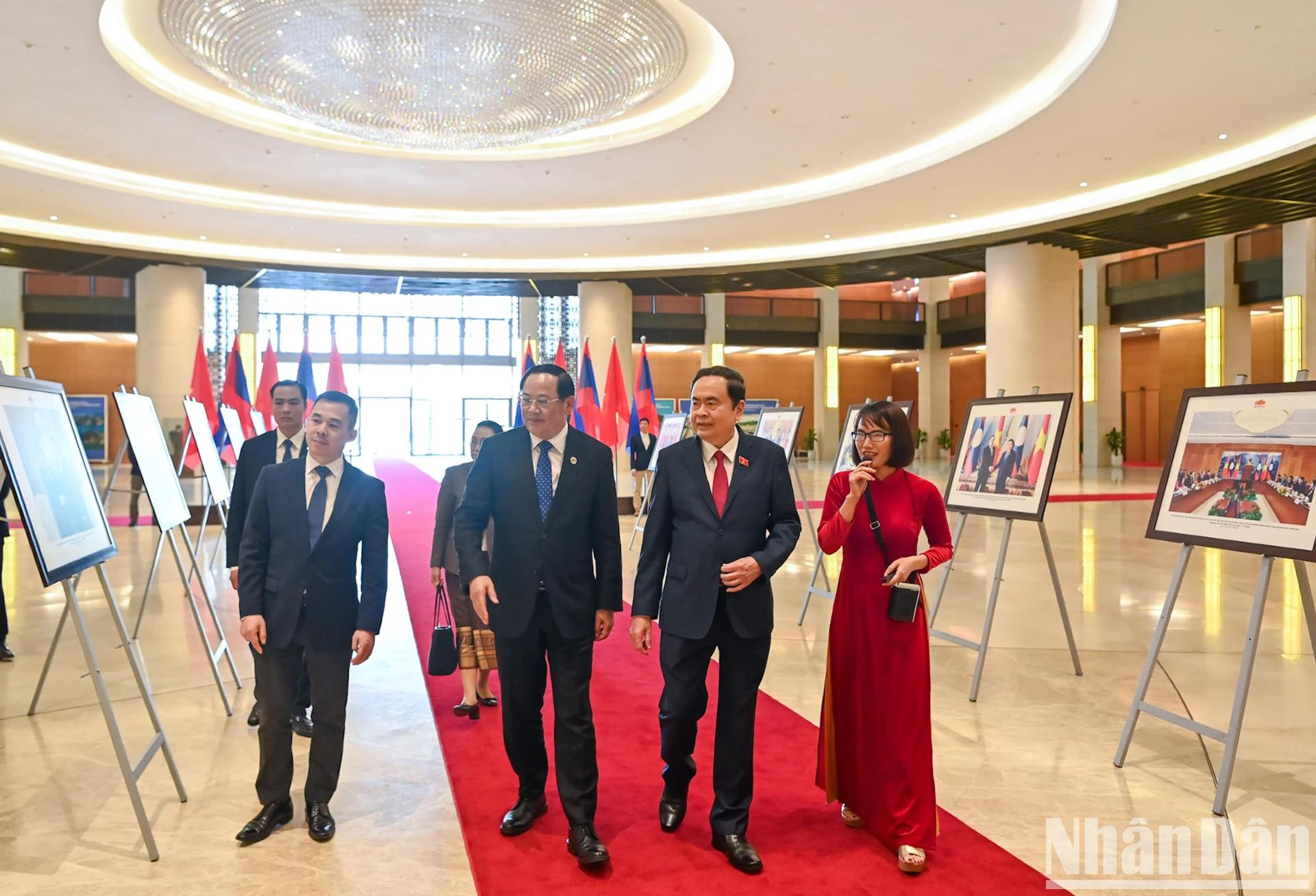 越南国会主席陈青敏与老挝政府总理宋赛·西潘敦共同参观展示越老两国关系的图片展。